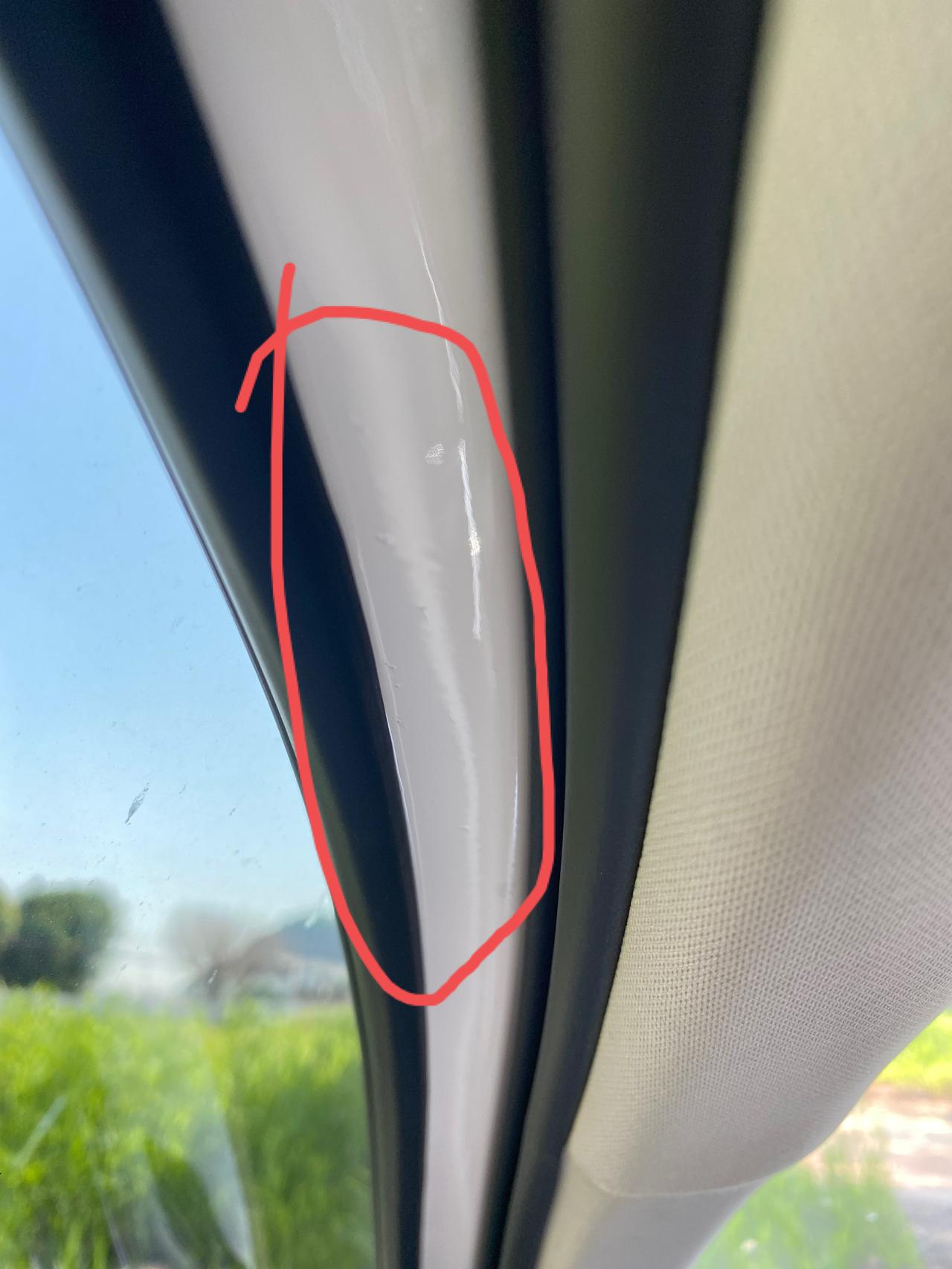 21款速派5个月车，发现主副驾驶修A柱内测漆面刺手有瑕疵黑点，密封胶条开裂，贴卡不合位