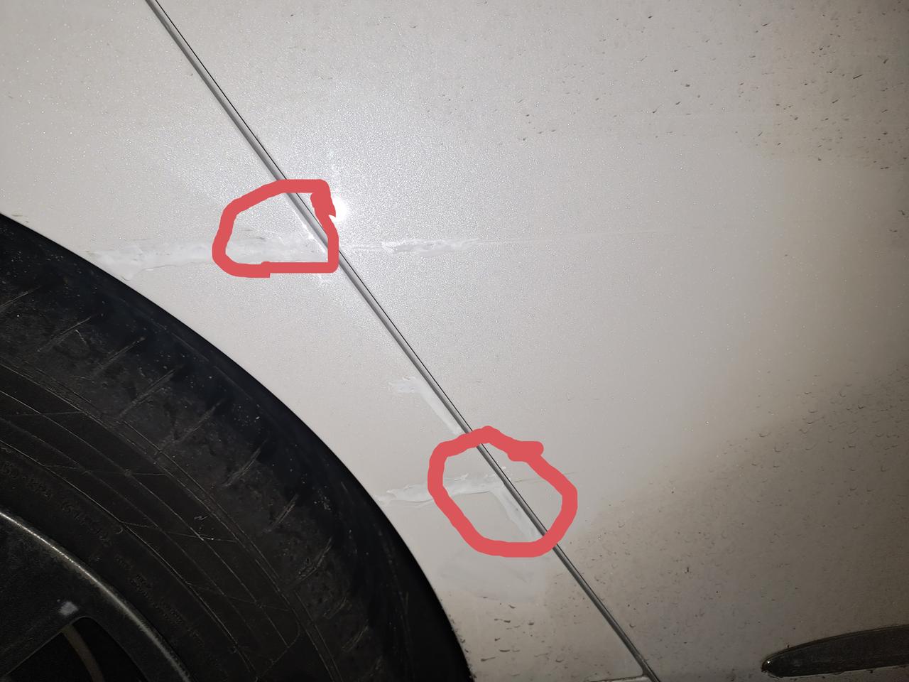 福特金牛座 今晚窄路汇车时和路边的三轮蹭了，车右后门框处两个地方靠门处露出铁板了。靠门处有点凹陷，怕下雨先用补漆笔给涂了