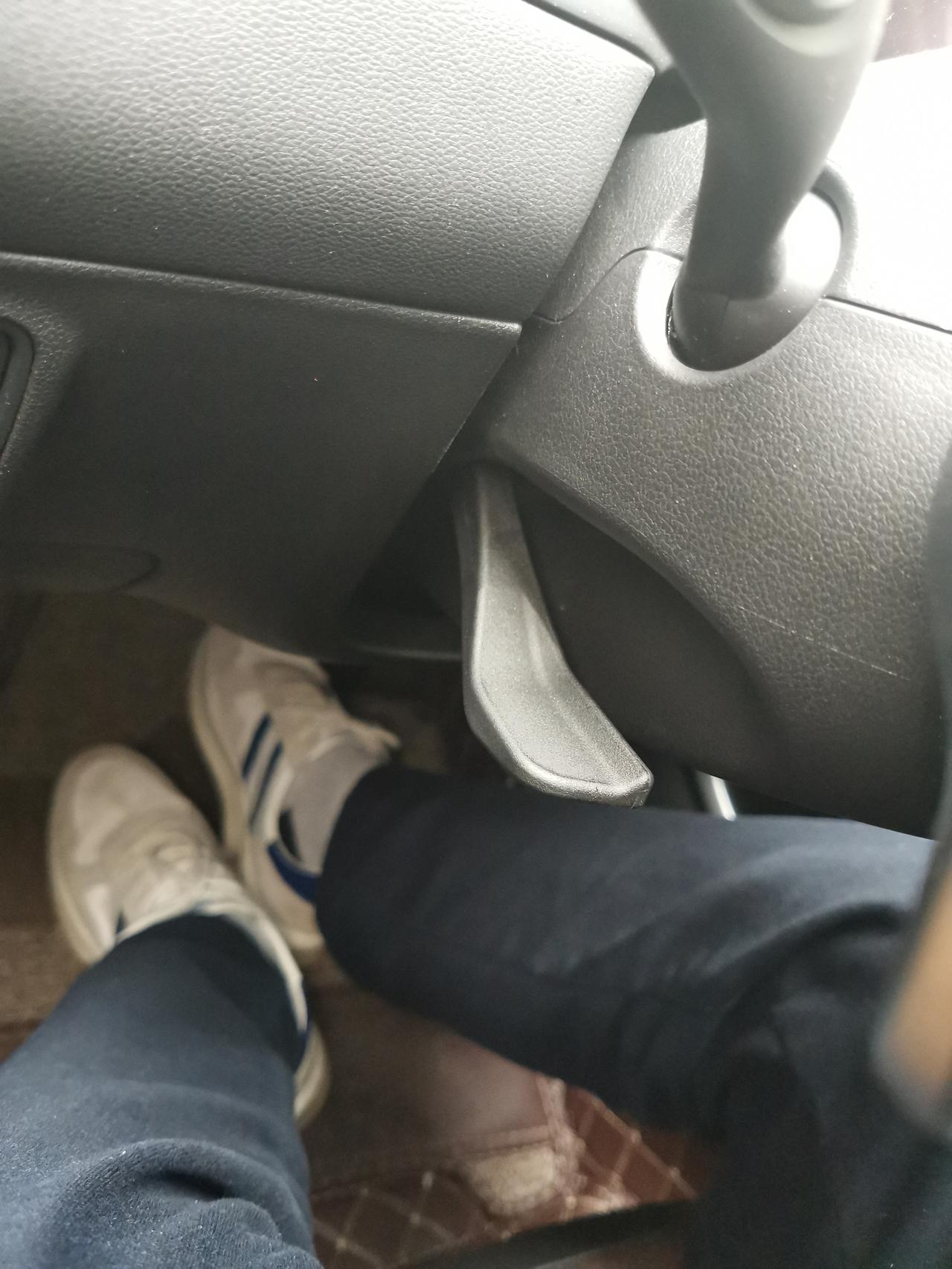 现代途胜 各位大神，方向盘左下的这个是什么东西？求助