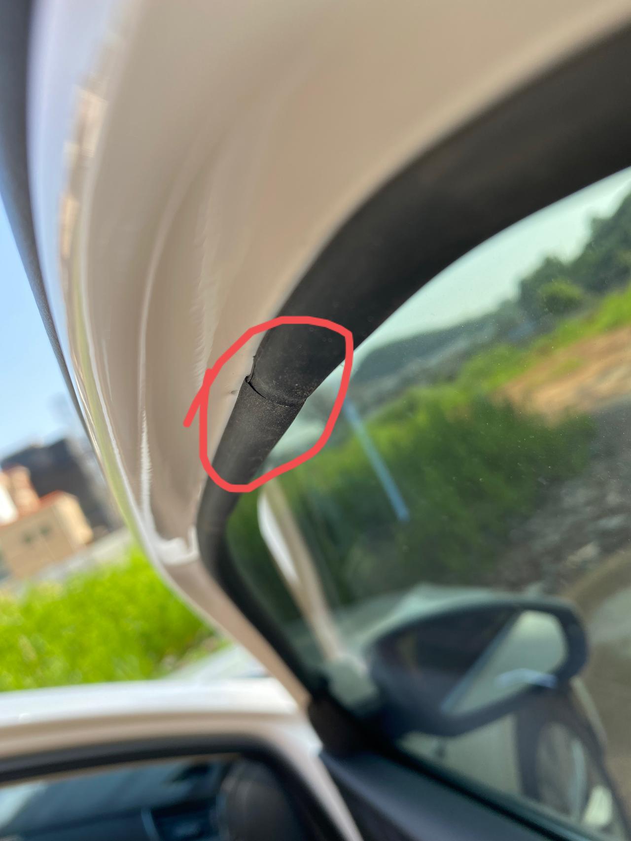 21款速派5个月车，发现主副驾驶修A柱内测漆面刺手有瑕疵黑点，密封胶条开裂，贴卡不合位