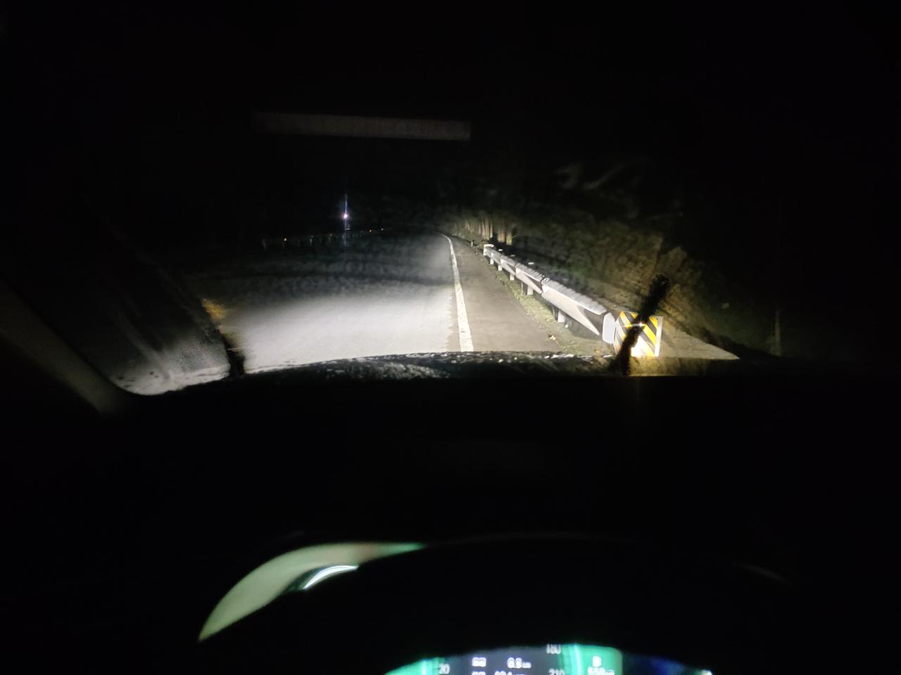 现代途胜 这样的灯你们谁见过呀。这要是晚上开车在没有路灯得道路上走。有人在左侧过马路能看的到呀，我是真心体会了两次，差点