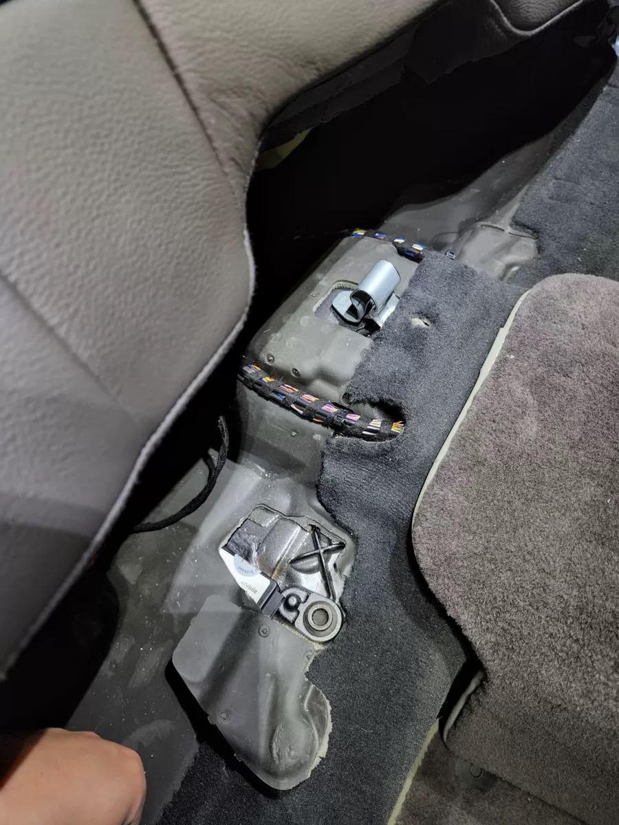 有车友知道奥迪A8后排座椅下面这个设备的干嘛的吗？ 为什么芯片表面和设备表面都被打磨过……