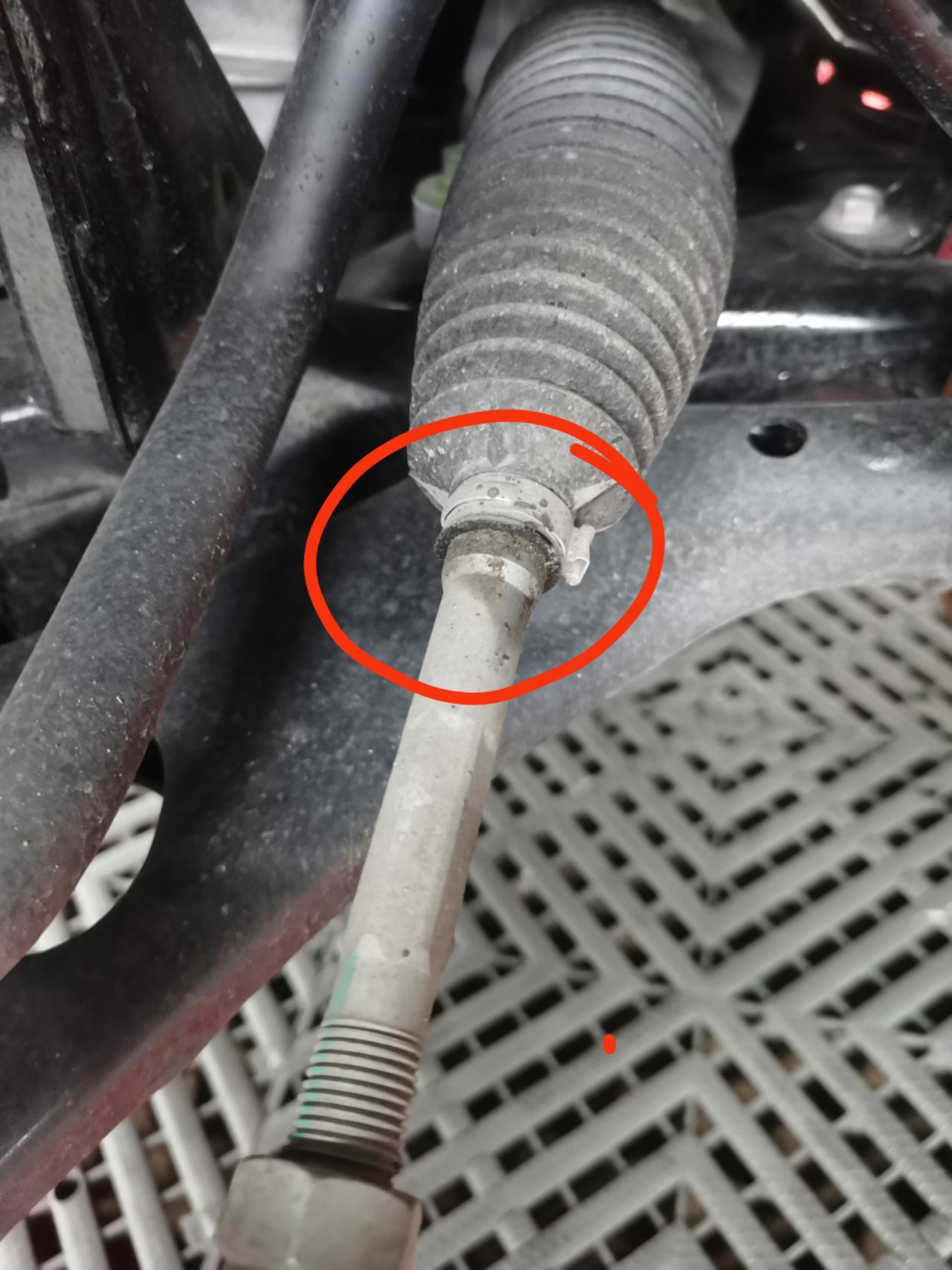 马自达CX-5 这是漏油吗？3个月2500公里的车