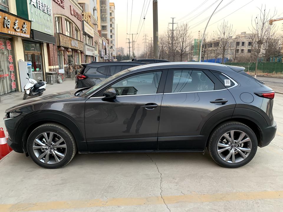 马自达CX-30 车友们铂钢灰贴个浅色的膜还是深色的膜 4s店送的膜我没贴 想贴雷朋或者龙膜又怕是假的