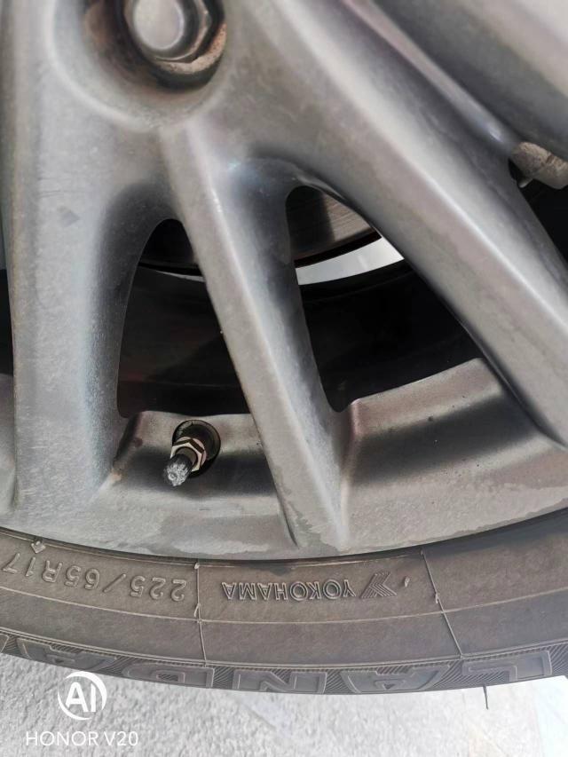 马自达CX-5 各位大神，洗车发现后胎这个位置有类似机油的油污，这是减震器漏油了吗？