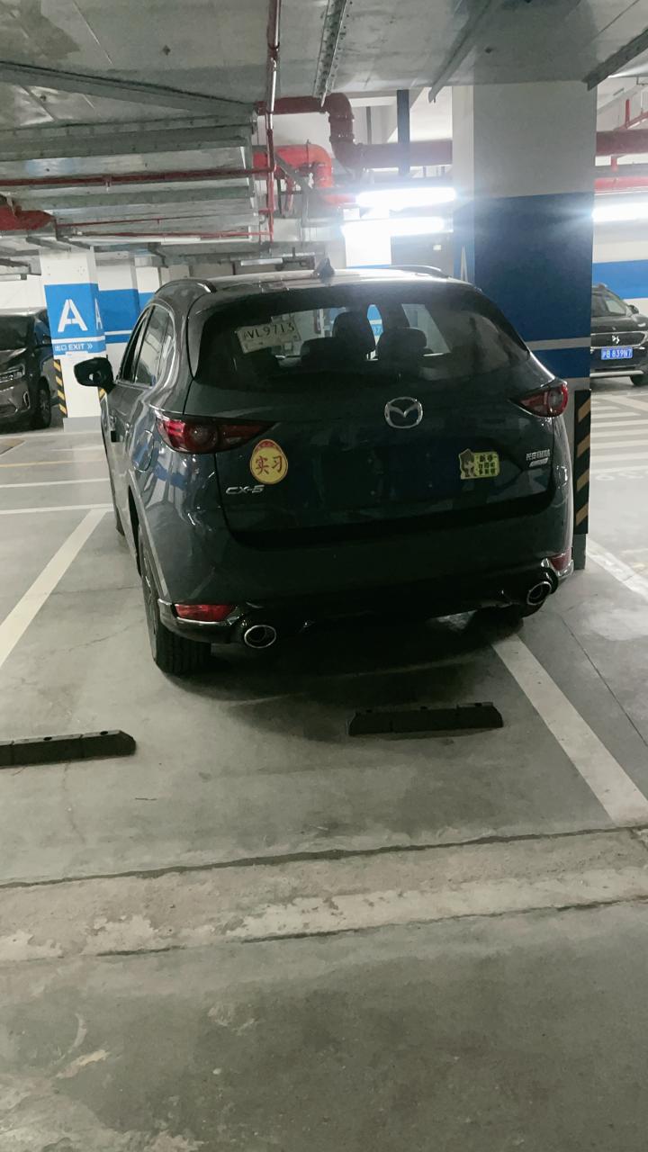 马自达CX-5 各位老司机，本人新手女司机一枚，倒车倒成这样要怎么出去不碰到车？请大佬指教