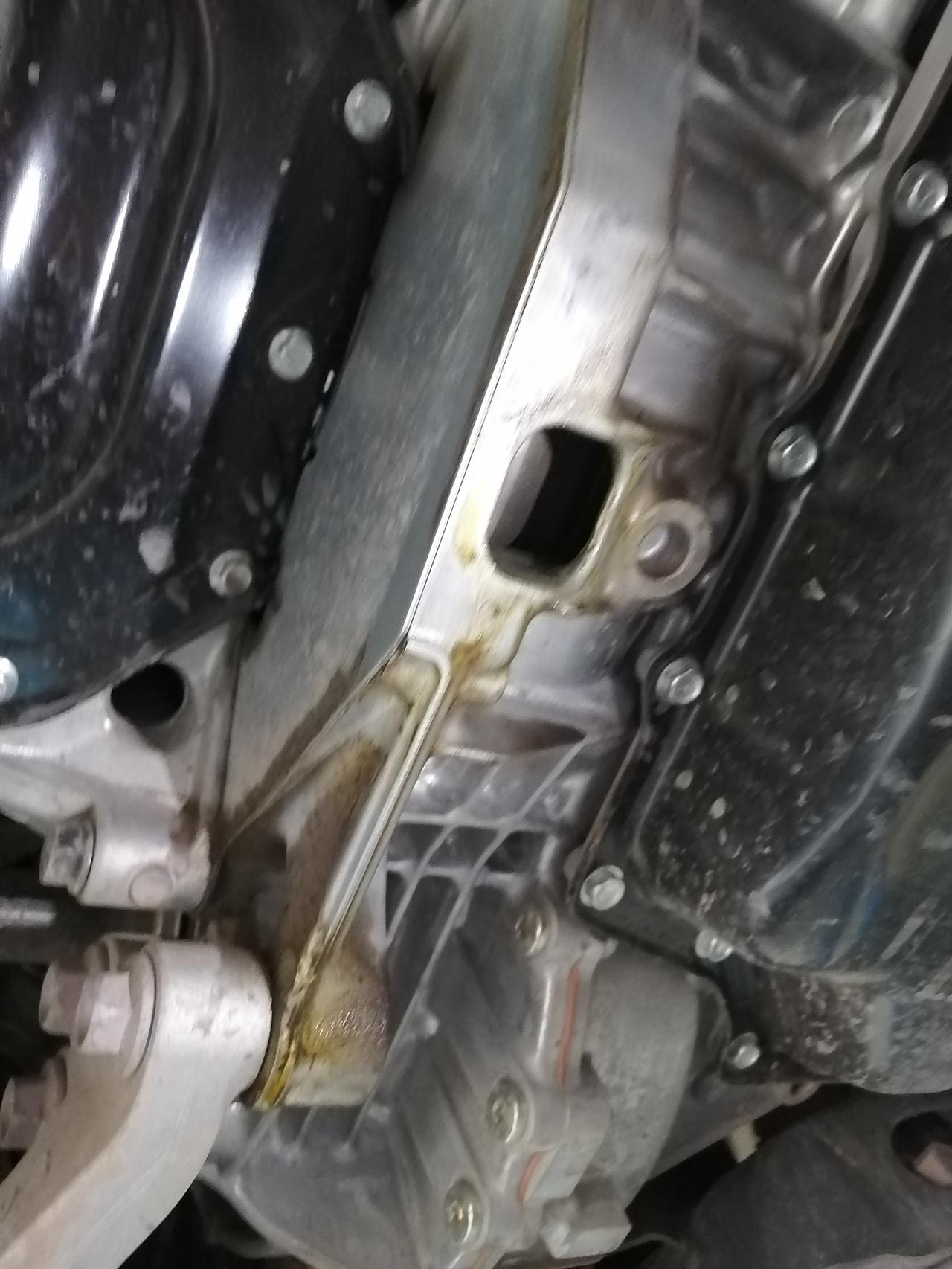 马自达CX-5 20款马自达cx5行驶4000公里发动机跟变速箱连接处漏油了，都有谁的有这个问题？是不是通病啊？