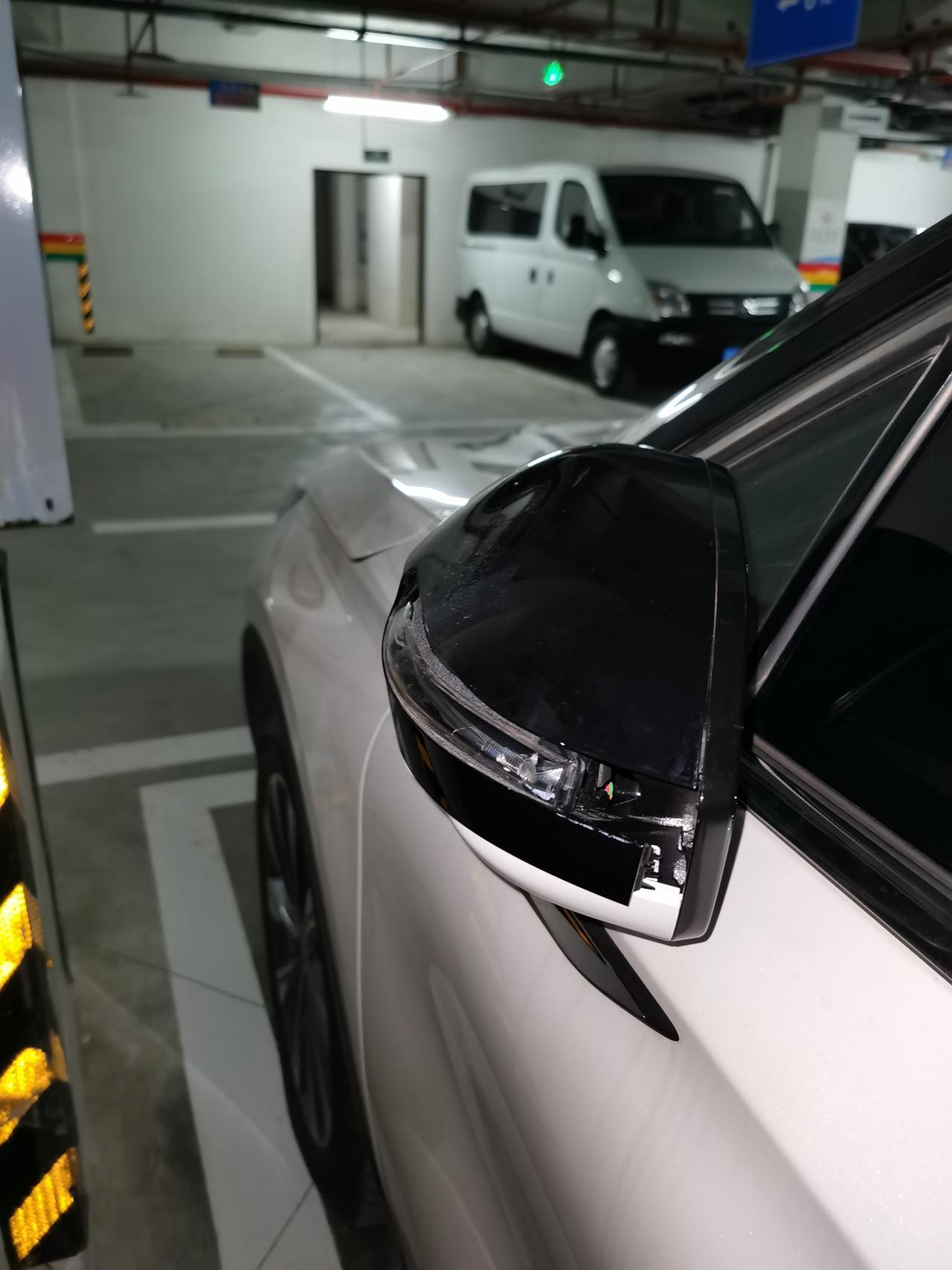 林肯冒险家 问一下，倒车把后视镜蹭错位了，能修复不？还是要换东西？试了下并线辅助、自动折叠、转向灯都是好的，不受影响。但