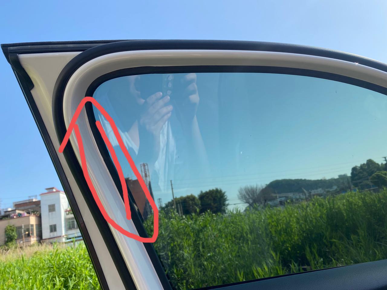 21款速派5个月车，发现主副驾驶修A柱内测漆面刺手有瑕疵黑点，密封胶条开裂，贴卡不合位