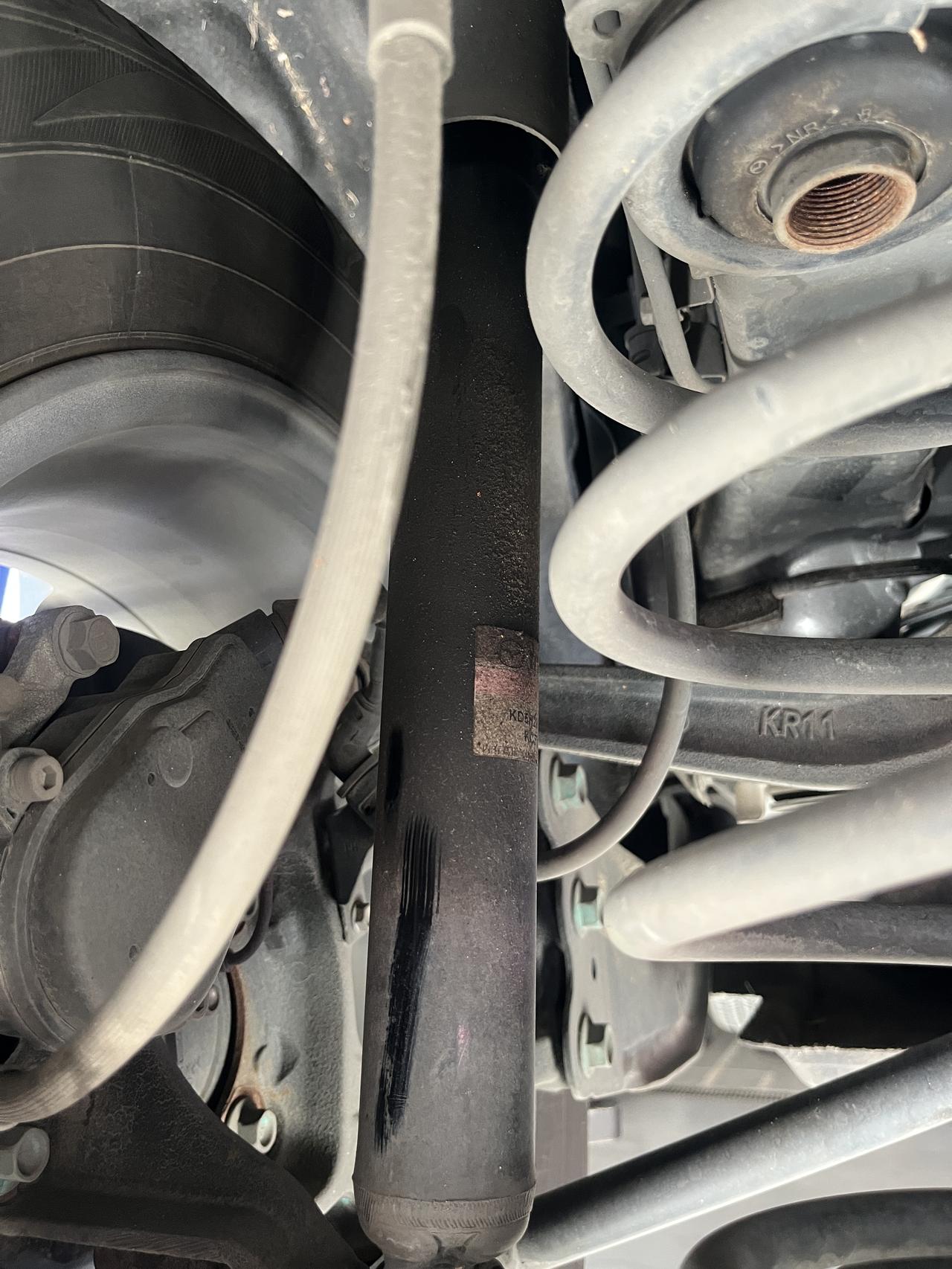 马自达CX-5 马自达cx5一年，避震器这个样子。五月份的时候潮湿的印子要靠上一些，现在十月份，印子更靠下了。五月时说有