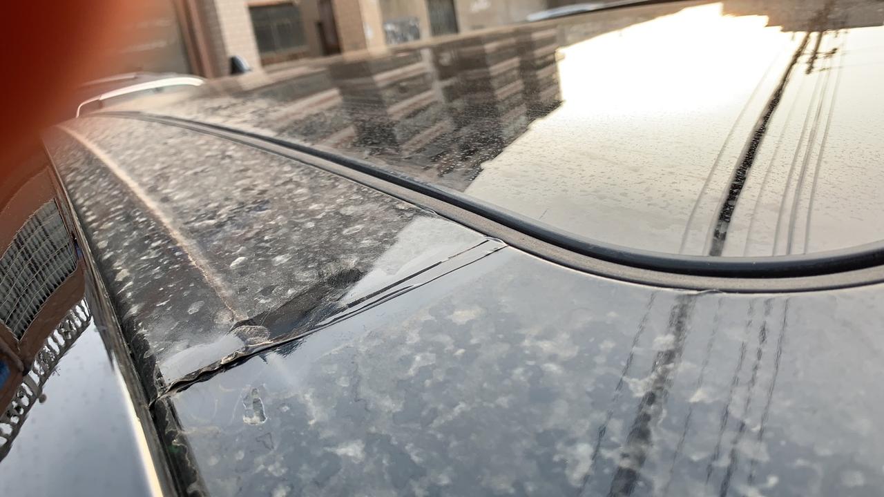 途胜L加价双拼白车黑顶。黑顶是贴膜还是喷漆的？三号提的车 开了200公里 刷车时发现加钱买的双拼车 车顶是贴的膜，而且贴