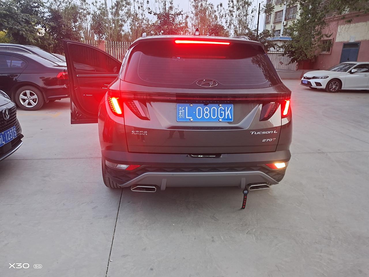 途胜L倒车灯就一个灯亮吗？问4s说设计就是这样的。真是这样吗？