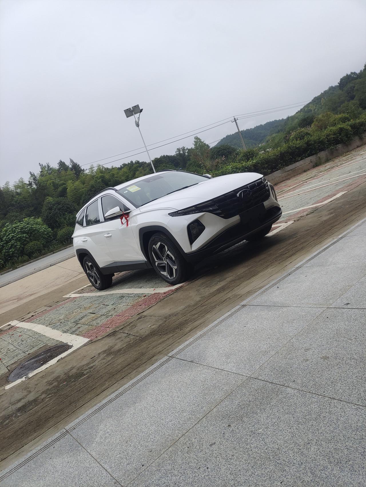 21款途胜1.5两驱尊贵能用手机遥控车辆吗？需要下载什么app？