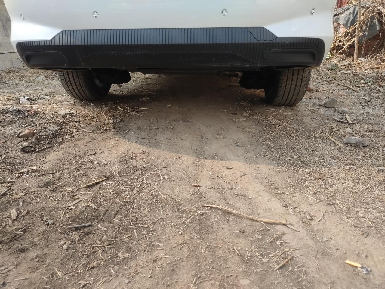 标致408 各位车主，你们后轮旁边的弹簧底座，两个对称吗？我发现我的不对称，一个高一个低…