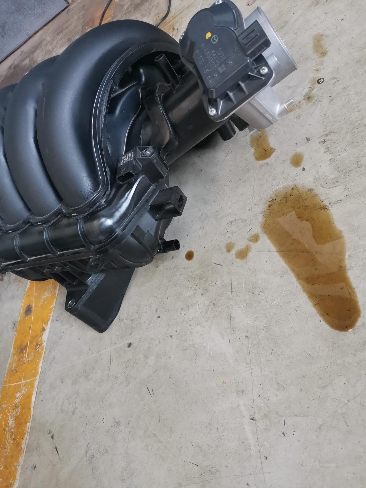 马自达CX-5 有没有大哥拆过进气歧管？下面小管子有机油流出来正常不？