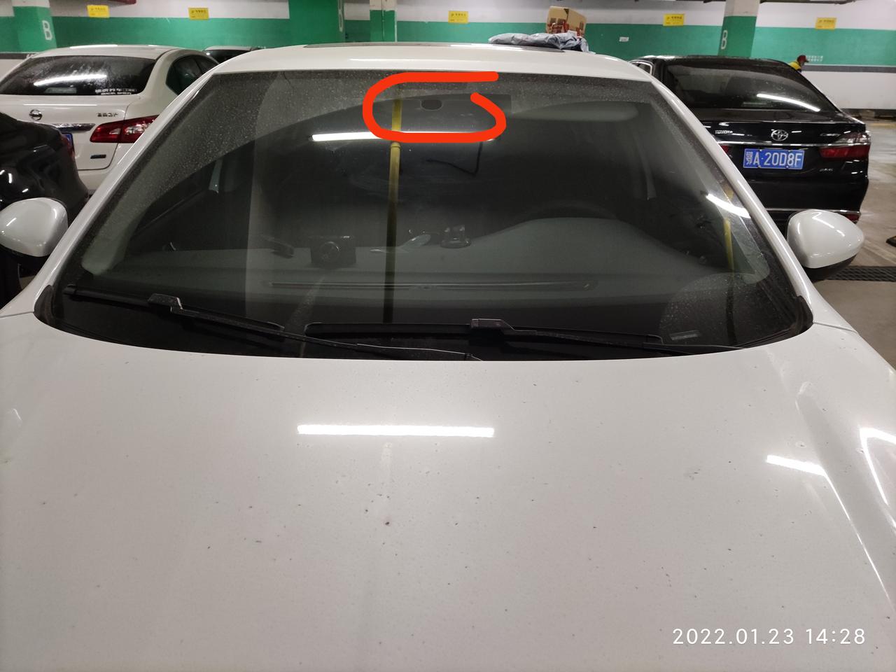 标致408 你们行车记录仪都是装在前挡哪里啊？我是接点烟器的，想装在中央后视镜后面，覆盖那个黑点点上面可以吗？还有没有更