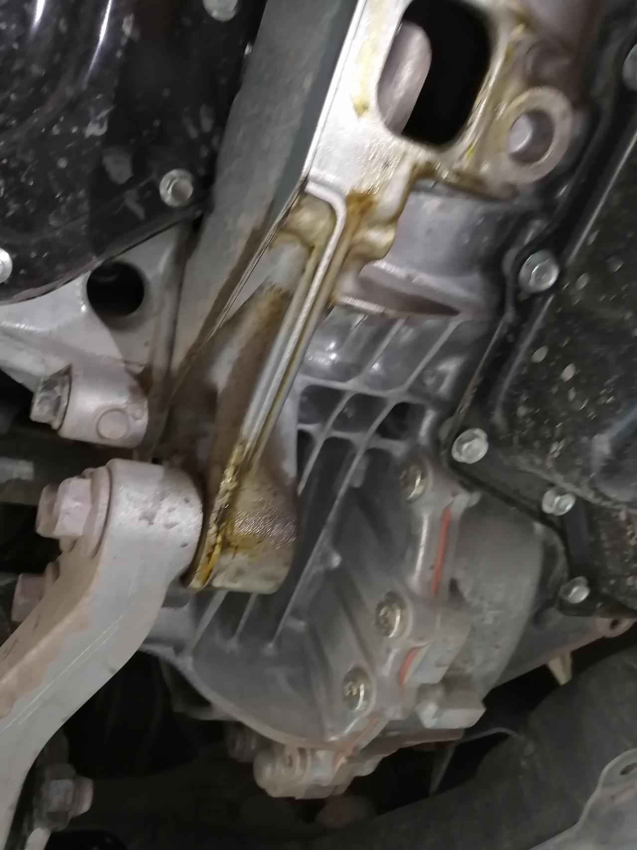 马自达CX-5 20款马自达cx5行驶4000公里发动机跟变速箱连接处漏油了，都有谁的有这个问题？是不是通病啊？