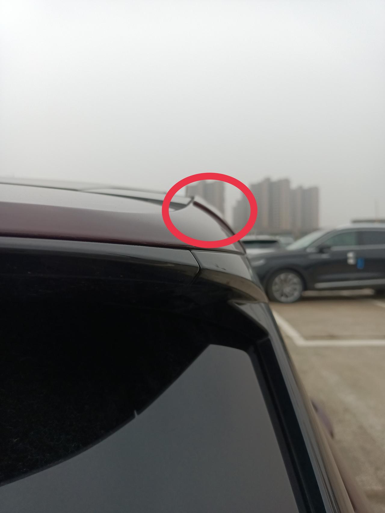 林肯冒险家 后备箱闭合后错位这么大。是出厂时的质量问题还是车有修过？