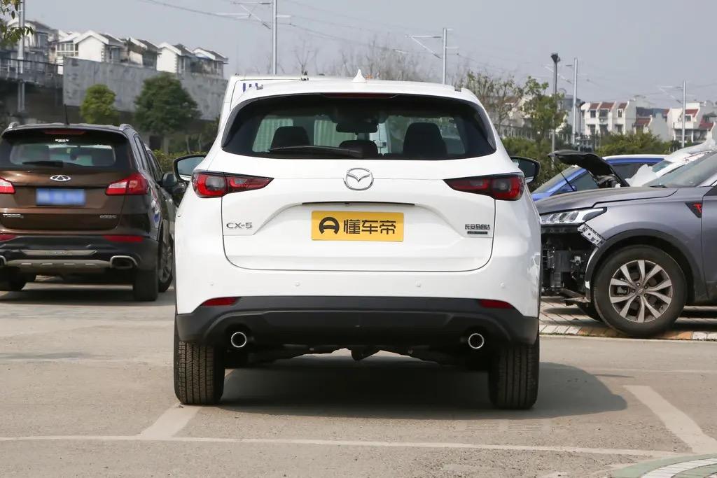 马自达CX-5 问问兄弟们的×5后挡风玻璃贴膜没有？买车时候是送玻璃膜！贴的时候师傅话里话外意思是后挡风玻璃是不要贴，咱