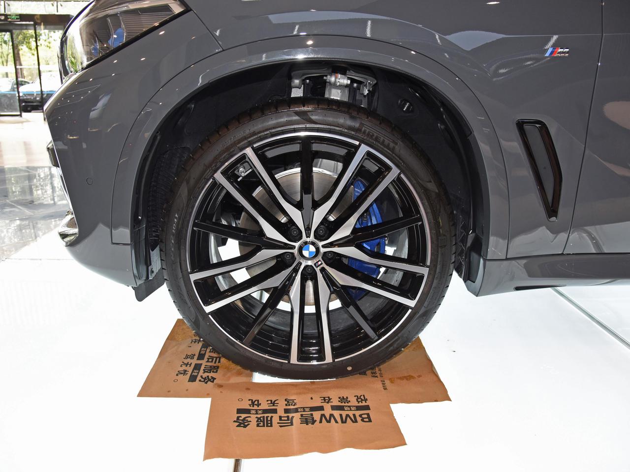 宝马X5(进口) 提问：21款宝马x540i运动版不带空气悬挂标配的20寸轮毂。我想换原厂的22寸742m轮毂不知道能不