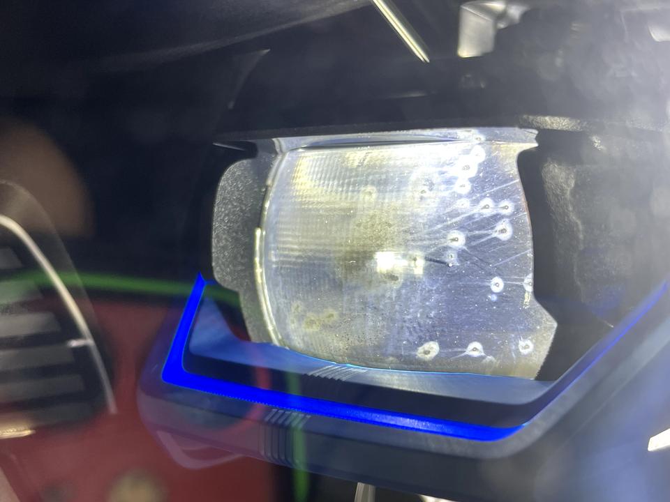 宝马X5(进口) 有人车灯出现这个问题吗 今天开等觉得很不平 左边低一点 结果一看 灯泡上这样了 2万公里 20款 有人