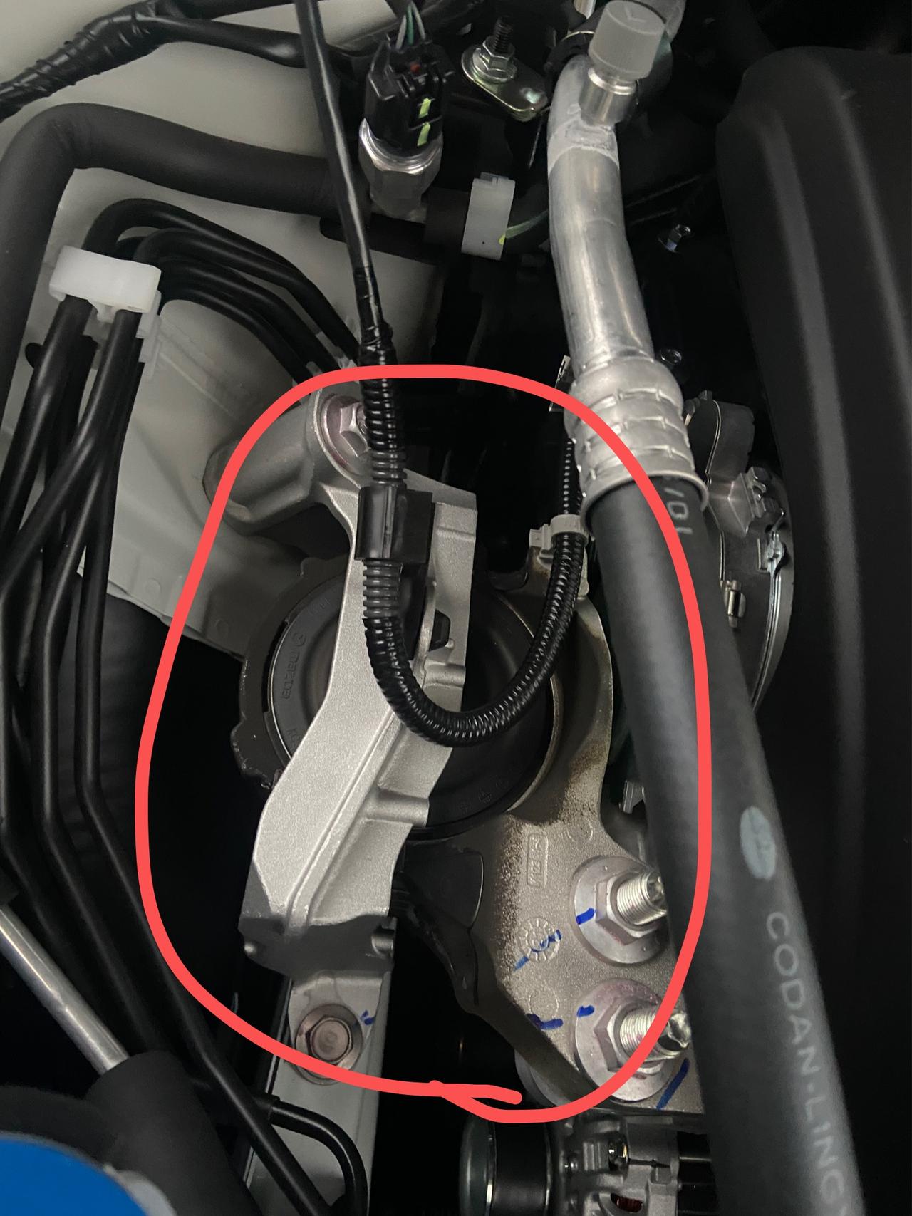 马自达CX-5 新车落地600公里 cx-5机脚胶附近已经被脏到不行 你们的马自达都是这样的吗？ 这个是正常呢？还是哪里