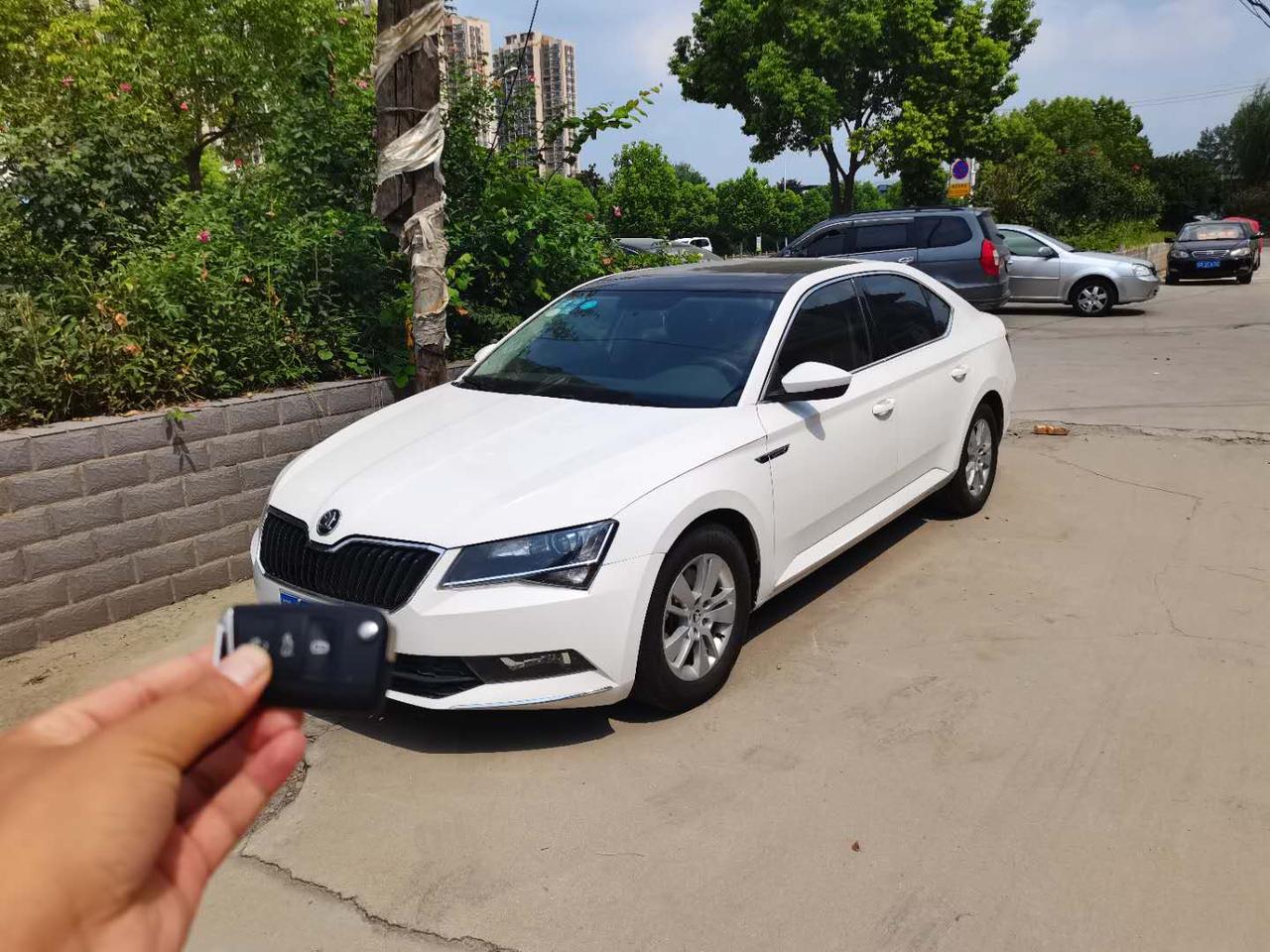 斯柯达速派 大家好 想问问各位车友们 这台是17年哪一款？为什么没有中空屏幕啊 要是装一个要多少钱？我在懂车帝上为什么查