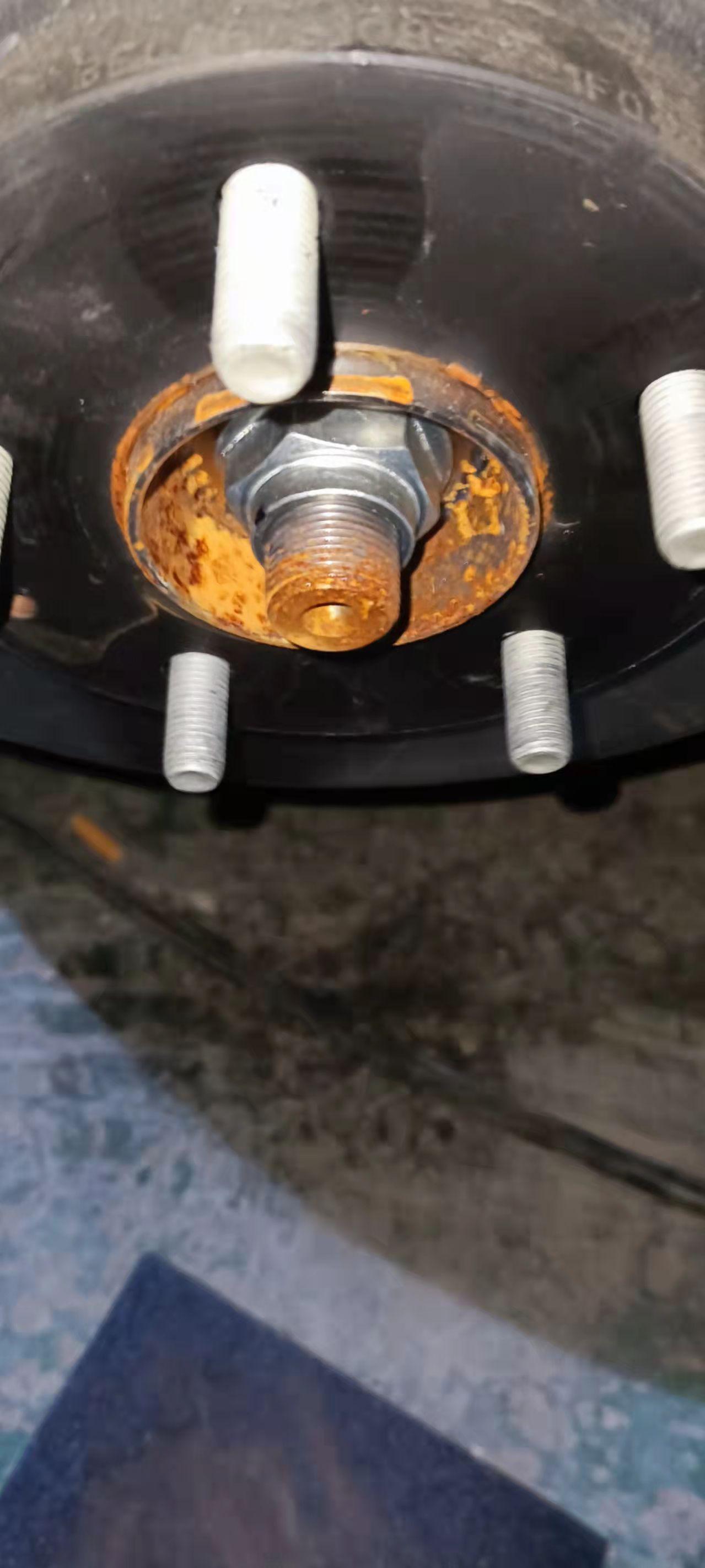 马自达CX-30 刚买的小马，车轱辘这块锈得这么厉害，销售说正常，这正常吗，大家伙会吗
