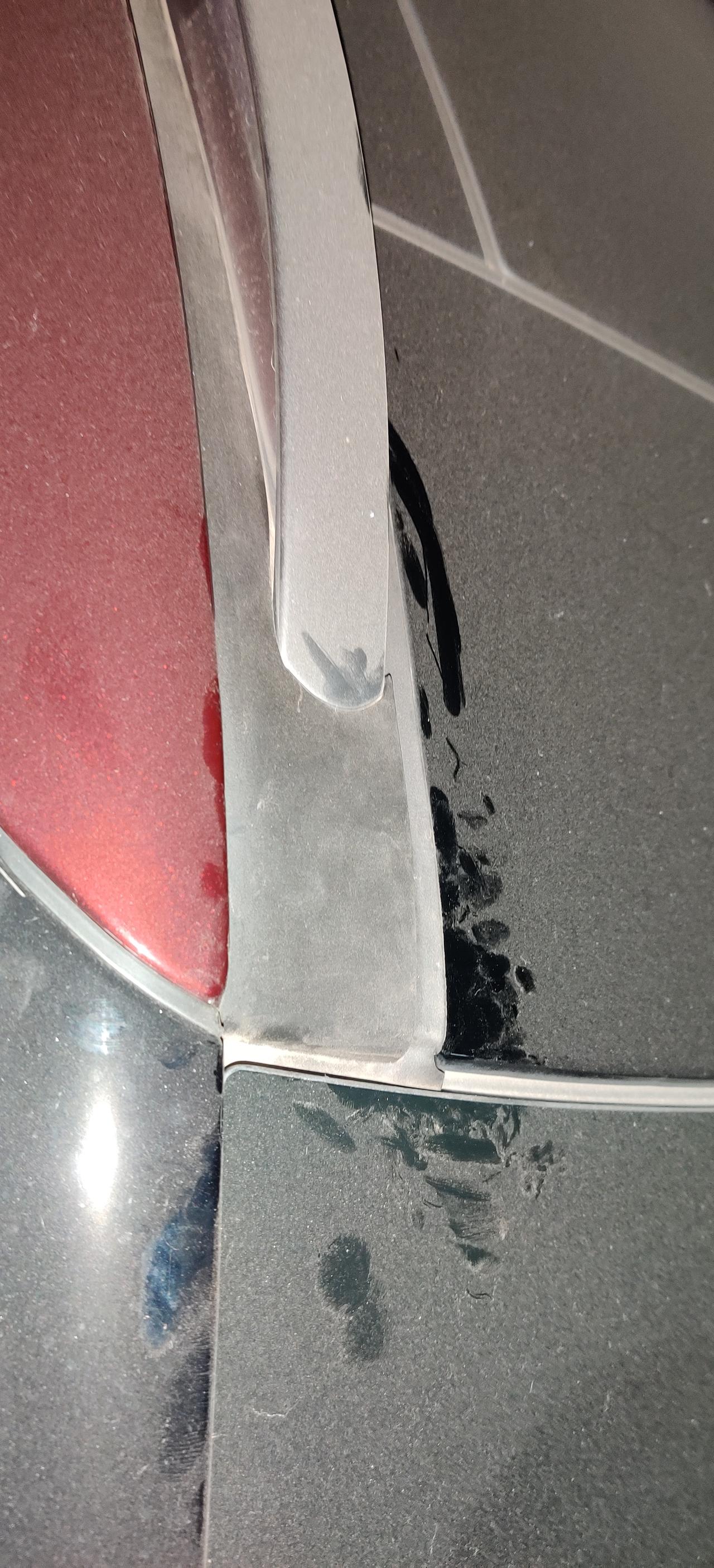 林肯冒险家 发现小冒顶上行李架下的塑料件做工好粗糙啊，安装的也不贴合，大家都这样嘛