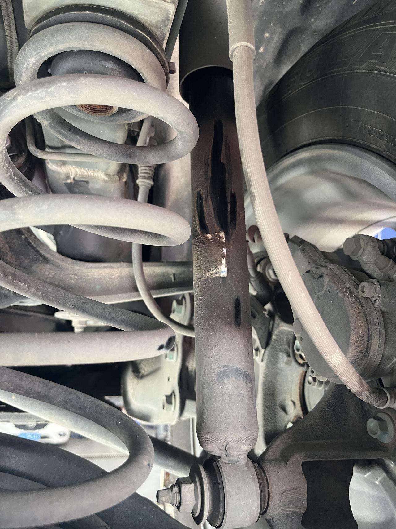 马自达CX-5 马自达cx5一年，避震器这个样子。五月份的时候潮湿的印子要靠上一些，现在十月份，印子更靠下了。五月时说有