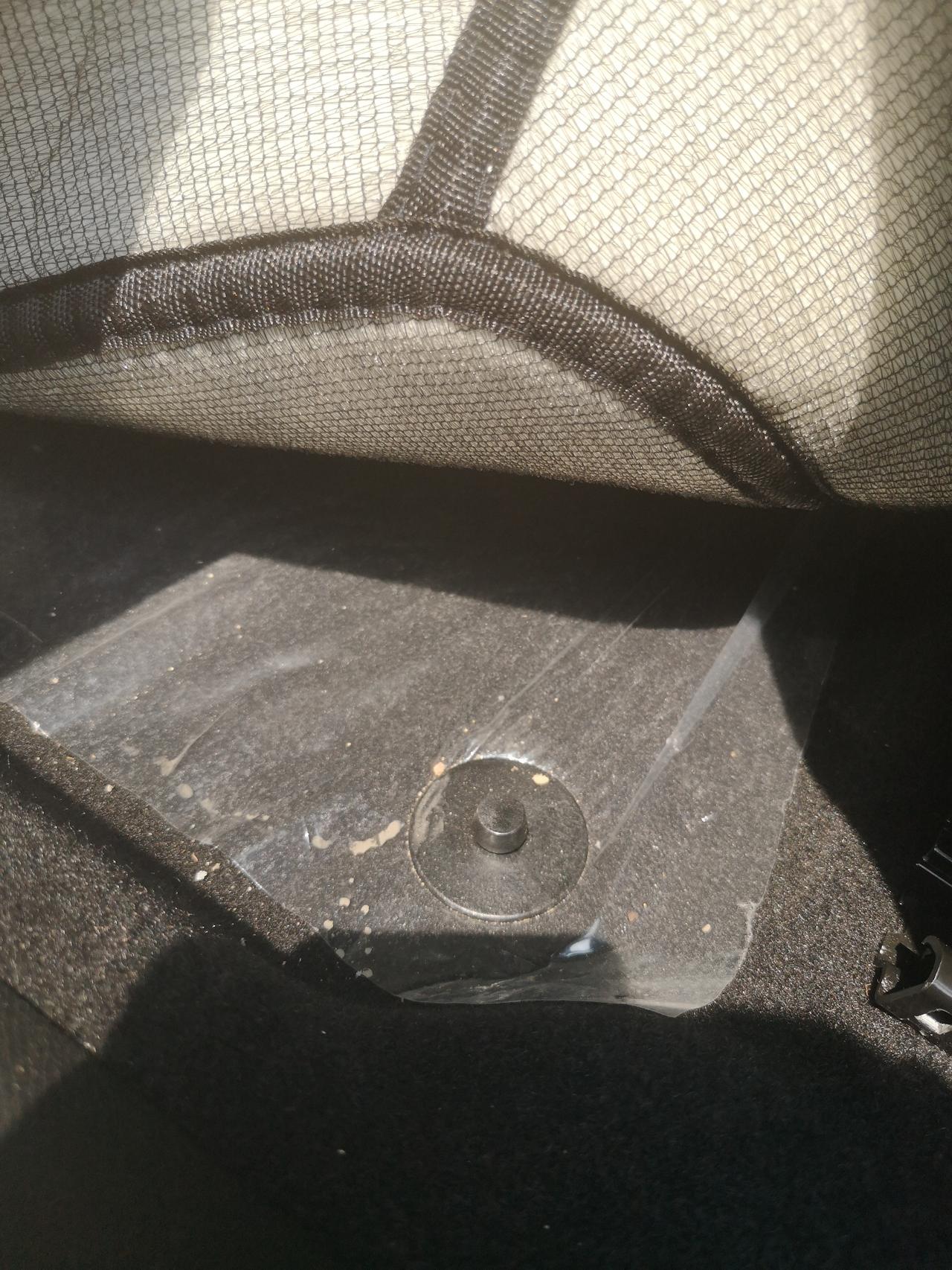 标致408 各位老铁，想问一下我的408送的脚垫主驾驶位置脚垫老是往前跑，感觉很危险。网上有卖带原车卡扣脚垫的吗？我找了