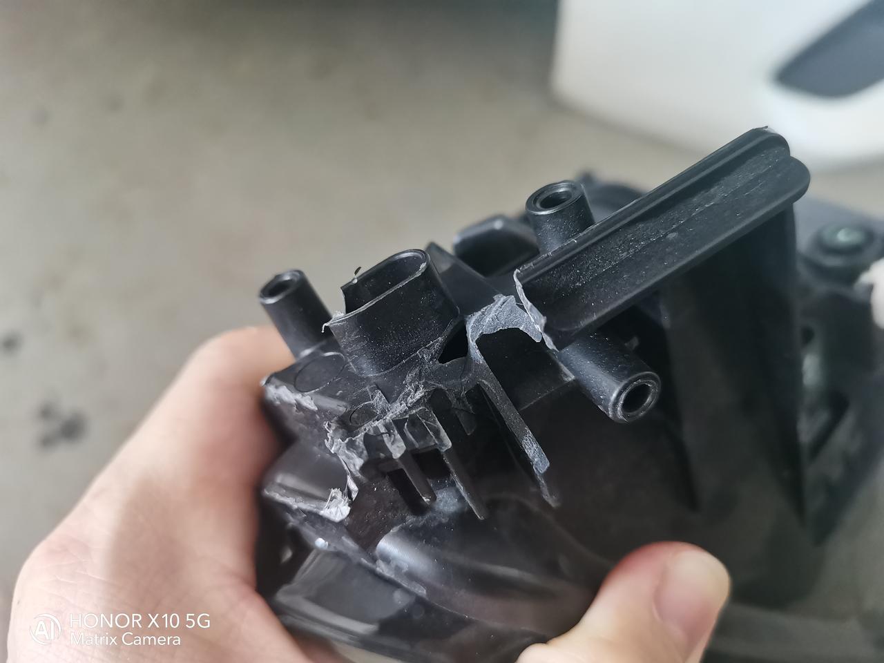 标致408 小白求助各位大佬！第一次出事故，我全责，车右灯被撞受损，已经凹陷进去了。到4s店拆车后，4s建议更换车灯，走