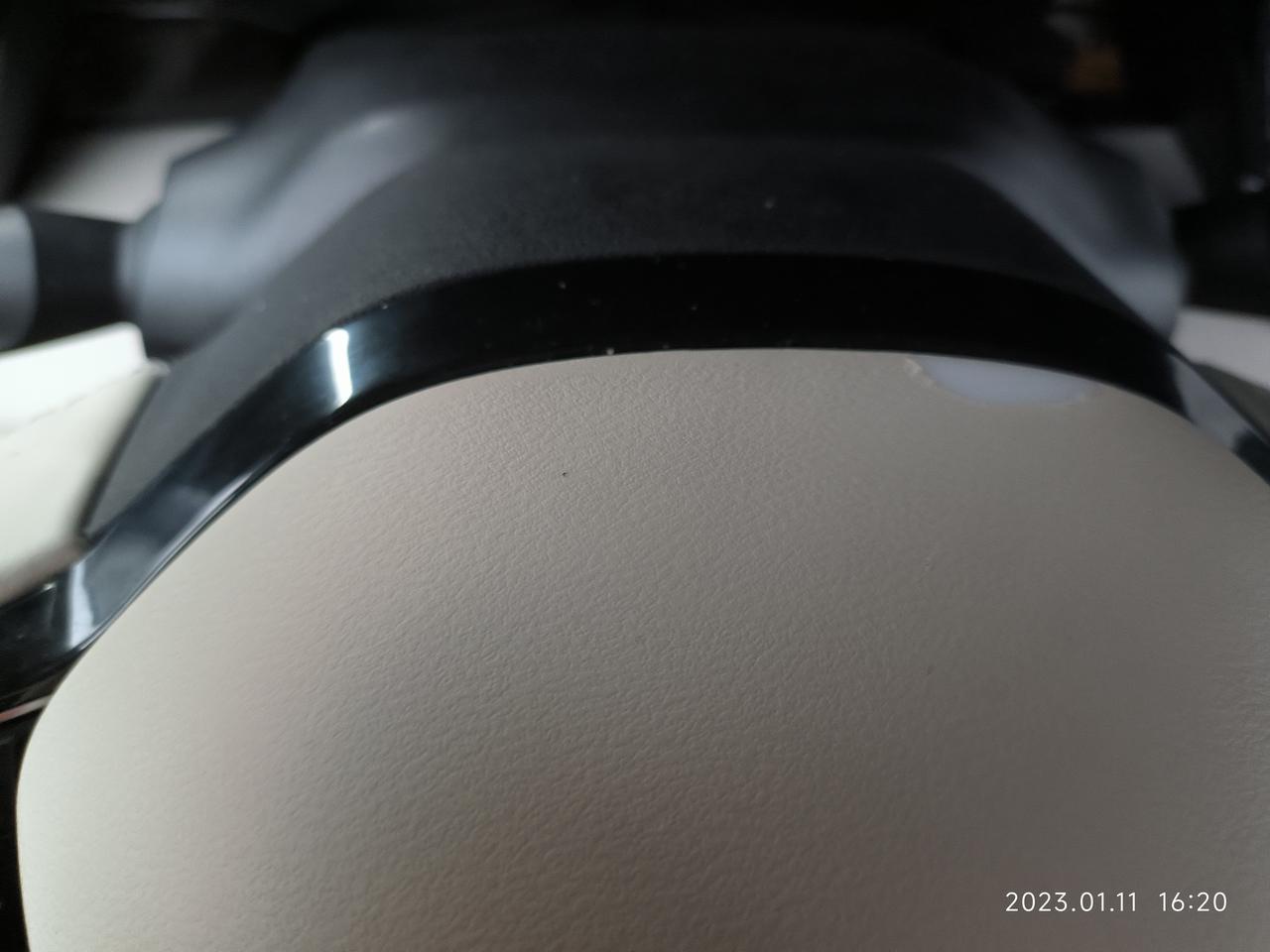 吉利星越L 最近这个方向盘喇叭盖掉皮越来越严重了，起初就一丢丢觉得没在意，时间一久就越来越严重了，今天刚反馈客服，等消息