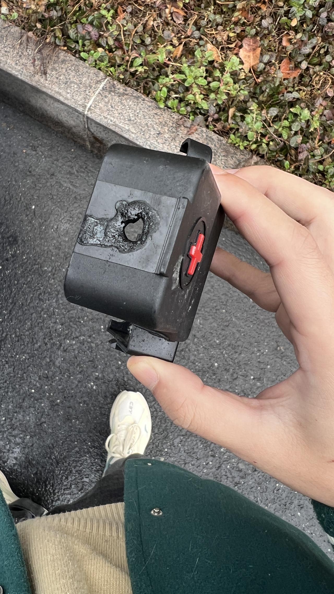 吉利星瑞 七个月，七千公里不到的车，电池正极处，防护盖每次行车过后都会被烫糊，停车后就一股塑料烧焦的味道进入车里。没次只
