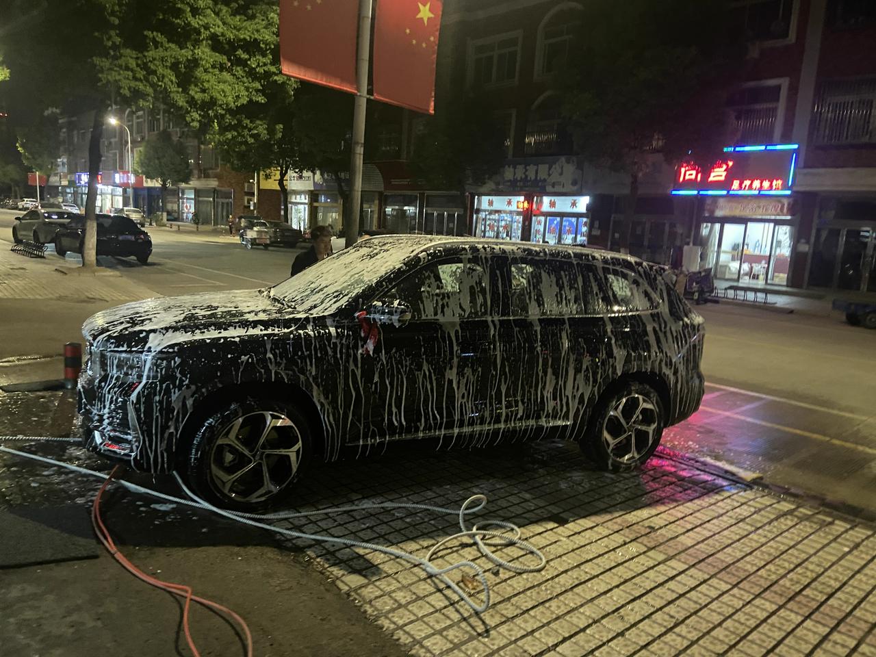 吉利星越L 车友们，现在外面洗车涨价，自己买了个洗车机，哪款洗车液好用？水蜡啥的，我的是墨玉黑，一沾灰就显脏，车友们分享