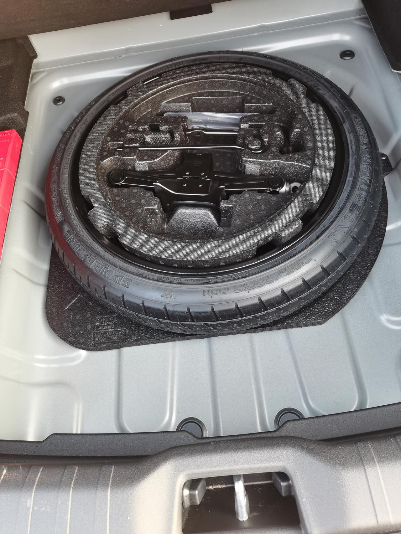 领克03 大家后备箱是这样吗？后备箱怎么就一个灯啊