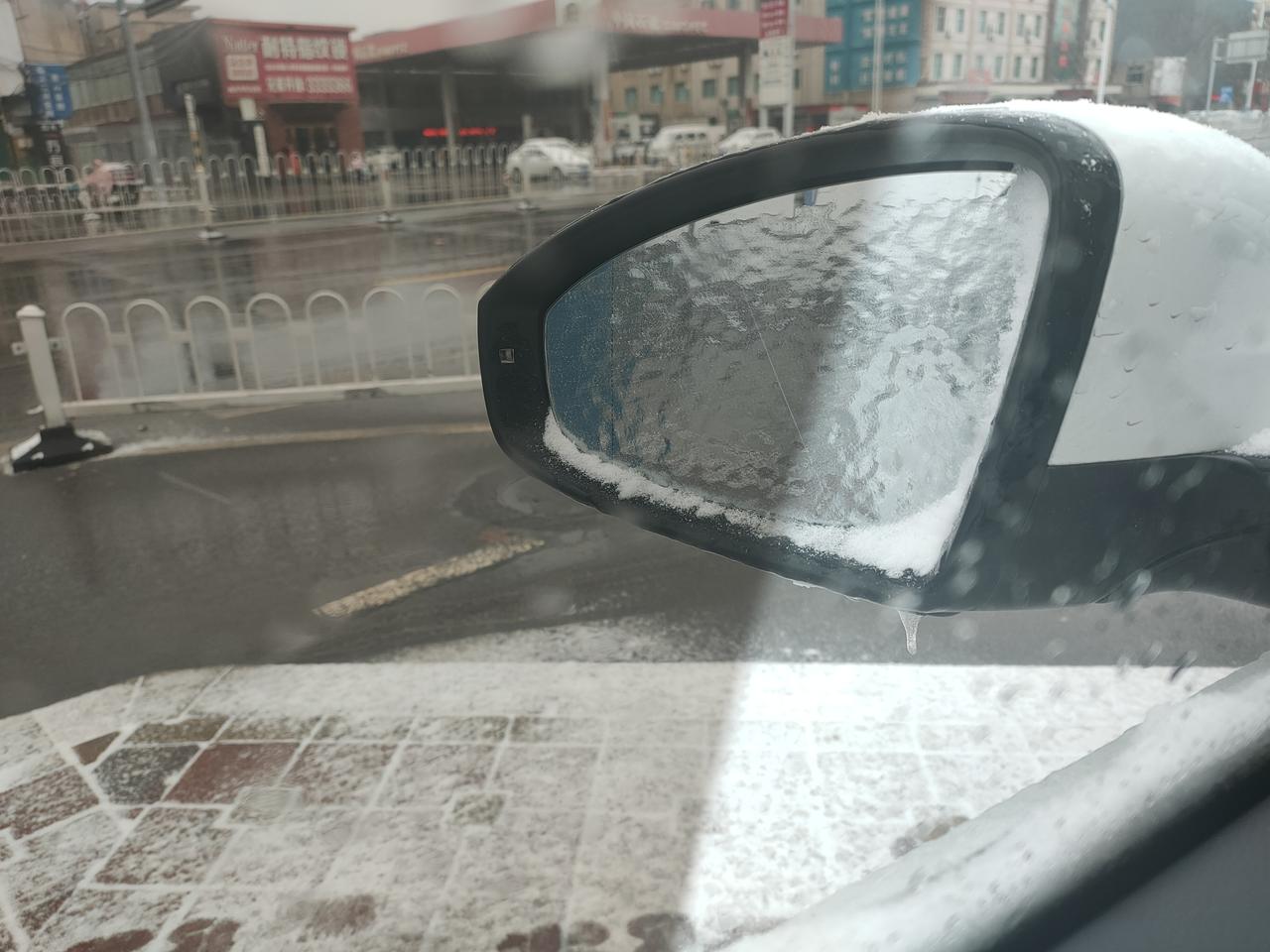车友们21年速腾飞跃版是不是没有后视镜加热 昨天下了一晚上雨早上又下雪冻住了。。。