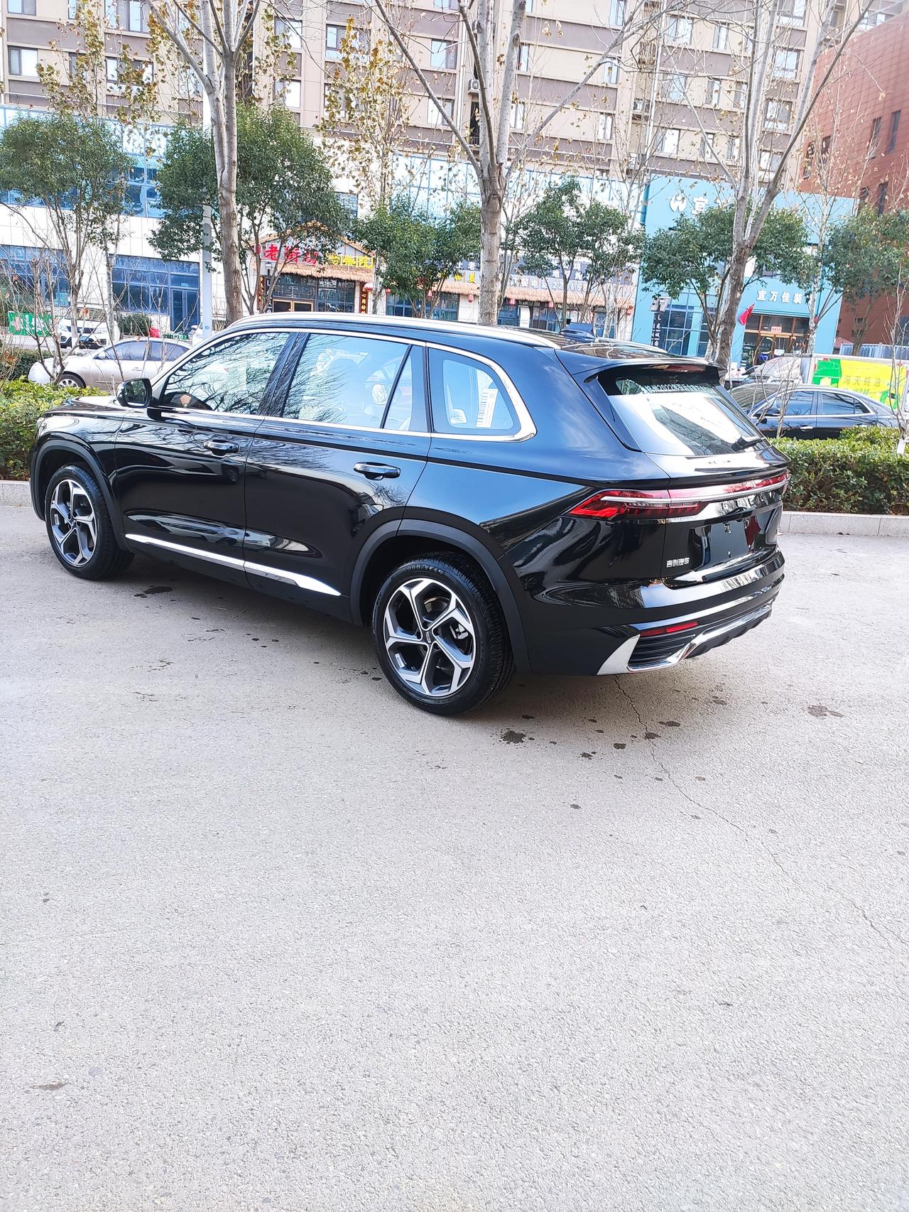 吉利星越L 友们，你们都贴的什么价位的太阳膜，4s店送的能用吗