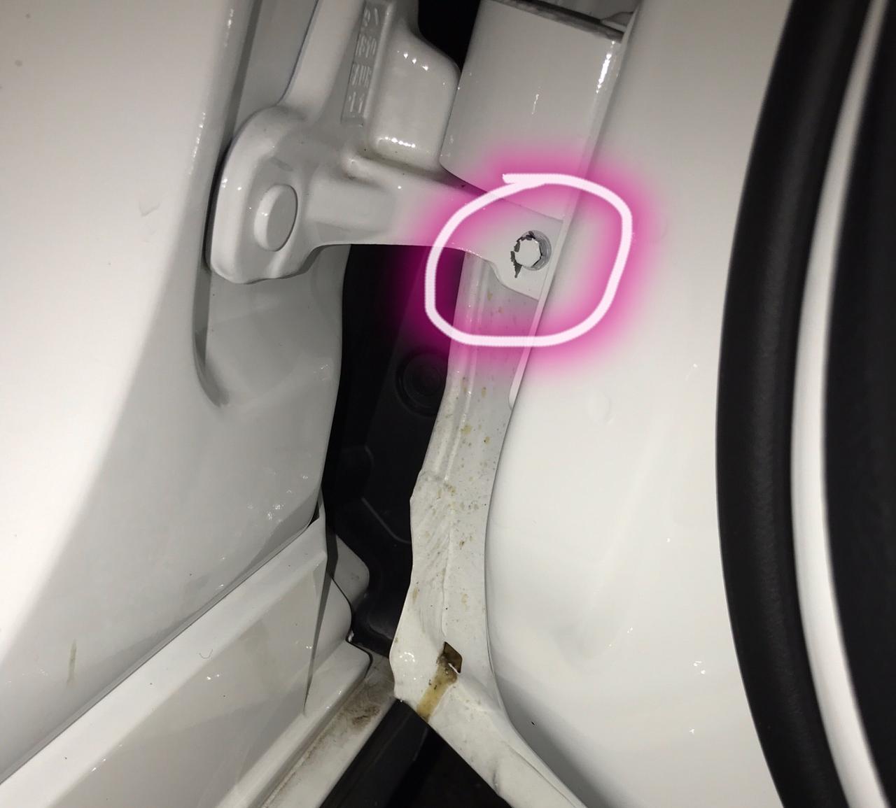 奔驰C级 新车，刚提半个月左右，没有检修过，但偶然发现副驾驶门的门铰链处螺丝居然脱漆，这是不是代表这门被拆修过？