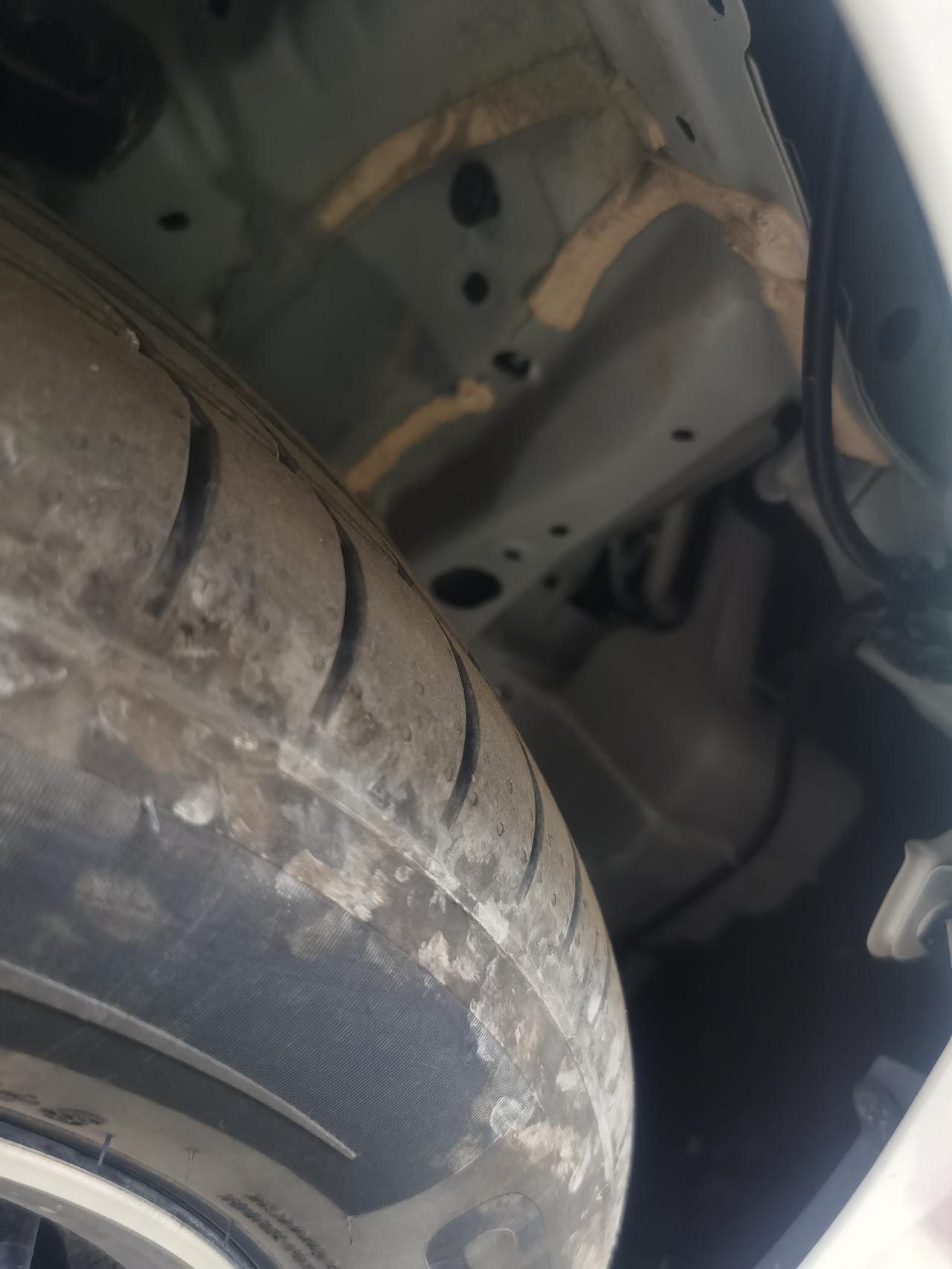 长安逸动 眼神不好，开坎里了，磕到底盘了，强行倒车前轮内侧挡泥板飞出来了，想问各位爸爸们怎么处理，问题大不大（图一是正常
