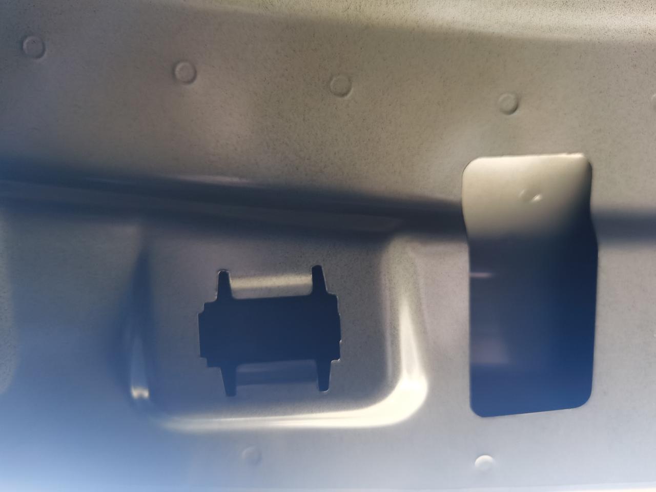 领克03 大家后备箱是这样吗？后备箱怎么就一个灯啊