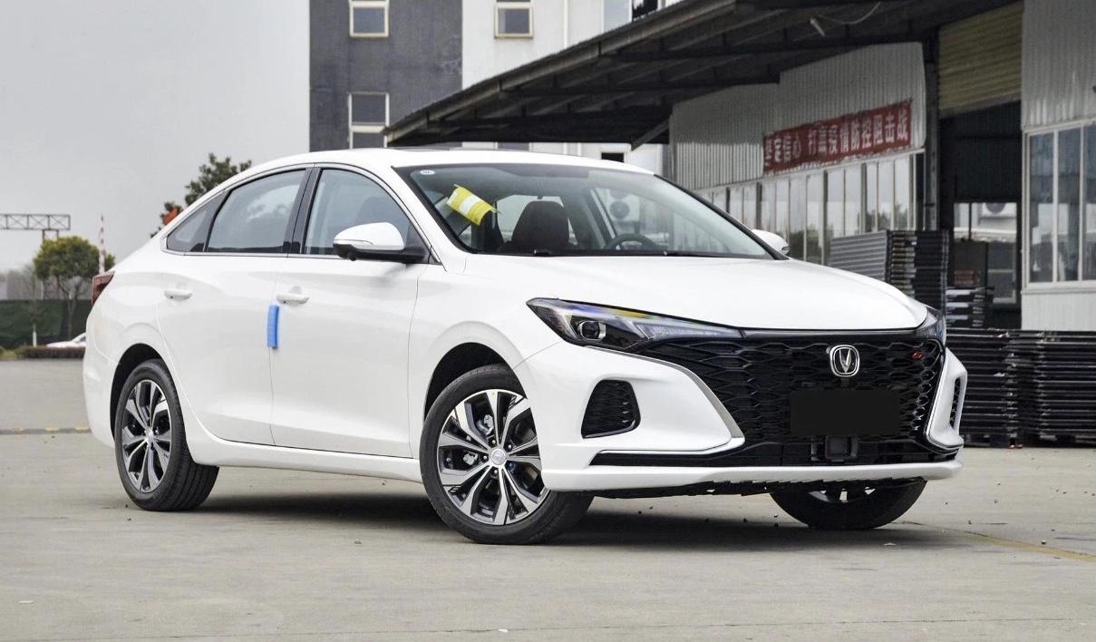 有知道长安逸动Plus1.4T尊贵型的行车记录仪拍到的素材在那里获取？也就是视频的SD卡在那里？