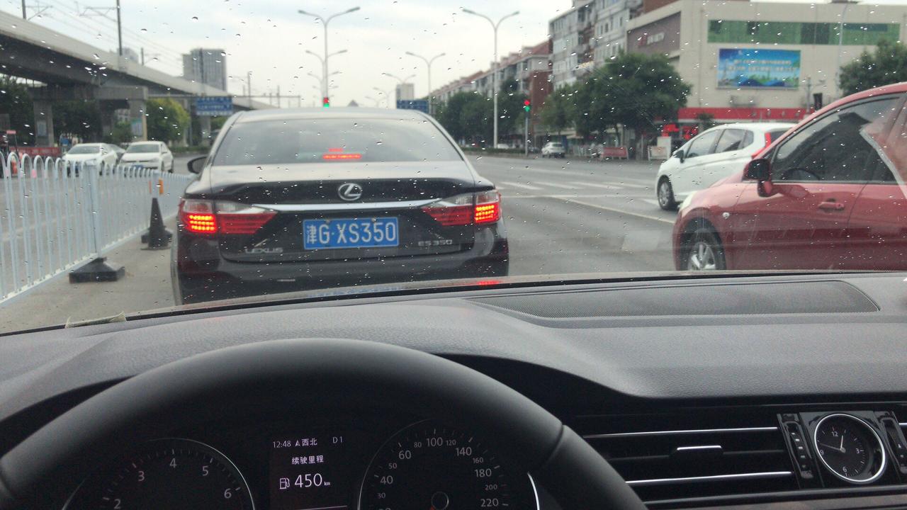 迈腾330豪华，进地下停车场，坡度比较大，前雷达报警，然后突然就自己急刹车了，以为是拖底了，下车查看后发现前保险杠与地面