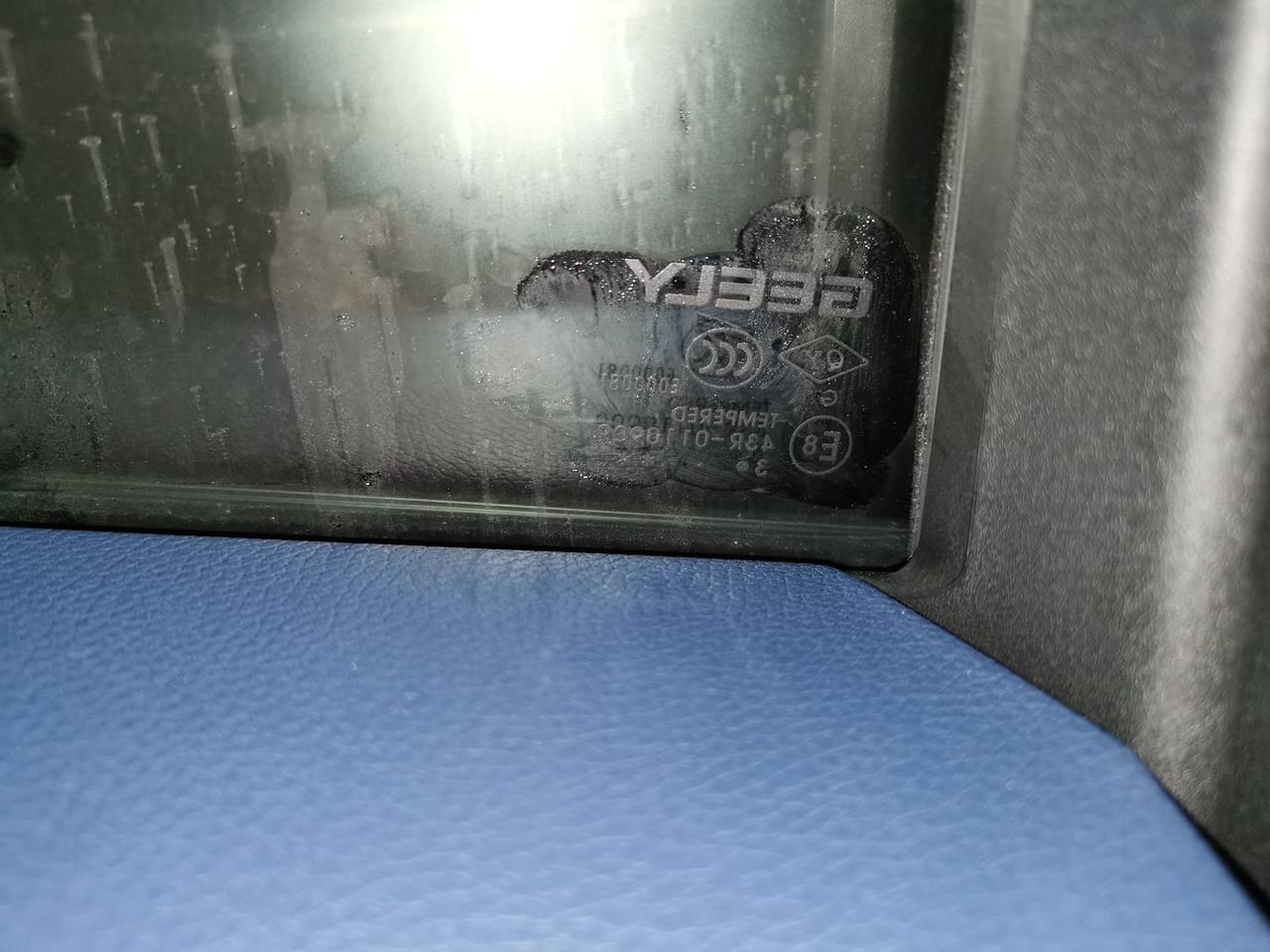 吉利星瑞 请问一下 这玻璃正常吗？怎么感觉有点不对劲 我是从车里拍的 难道这玻璃是23年12月份的吗