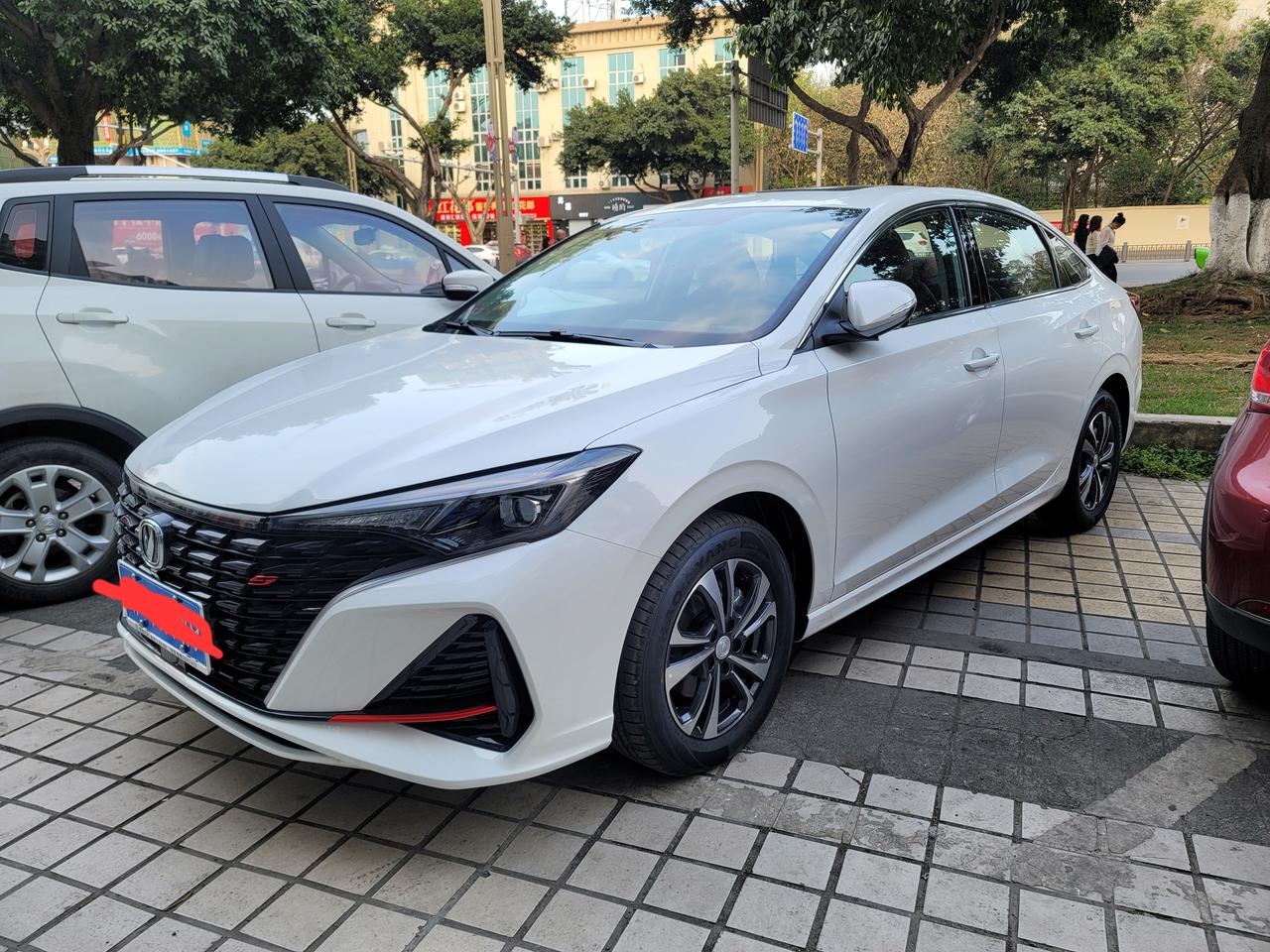 长安逸动 1.4t尊贵型中控台屏幕是全液晶吗，怎么感觉像挖孔显示，能换中控屏主题吗