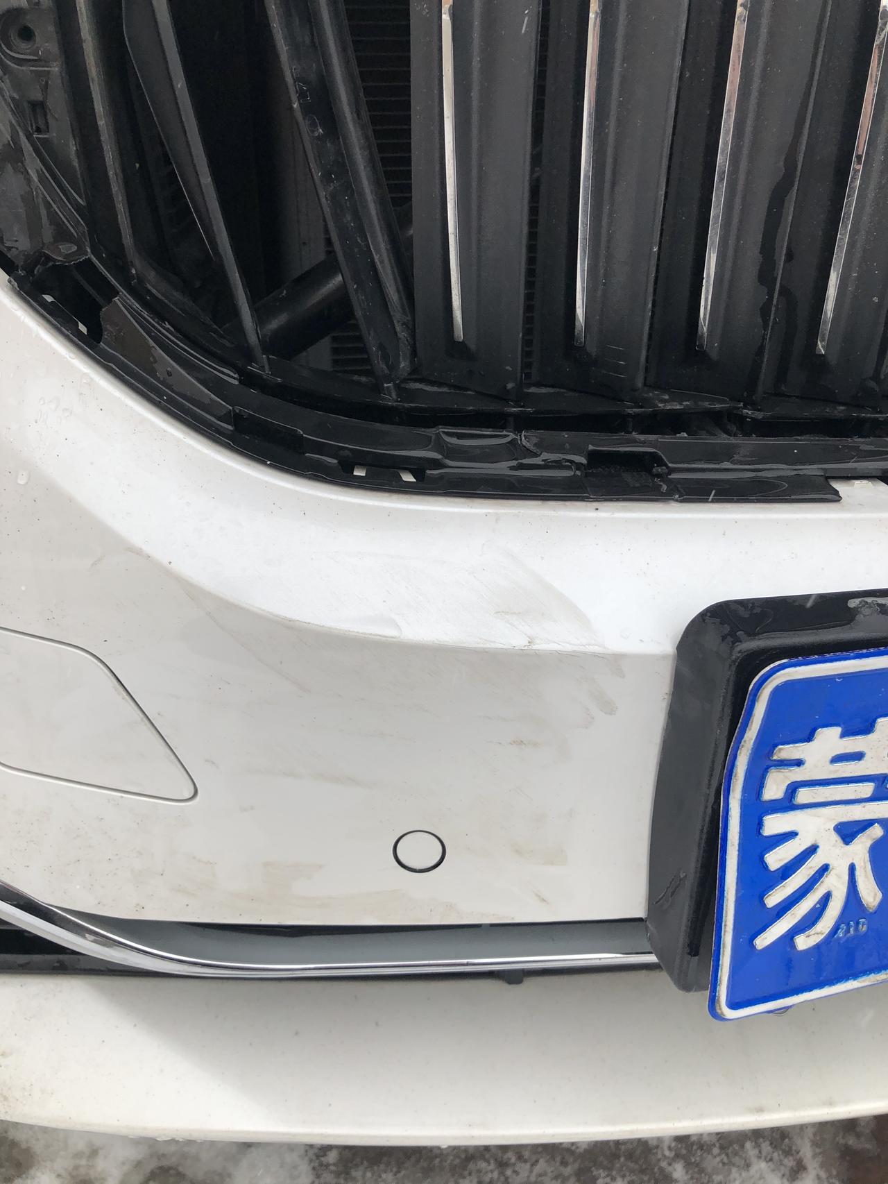 宝马5系 车追尾了 中网跟进气格栅坏了 拆下来看见前防撞梁上的固定进气格栅的这个塑料件螺母掉了 防撞梁根本都没碰到 但4