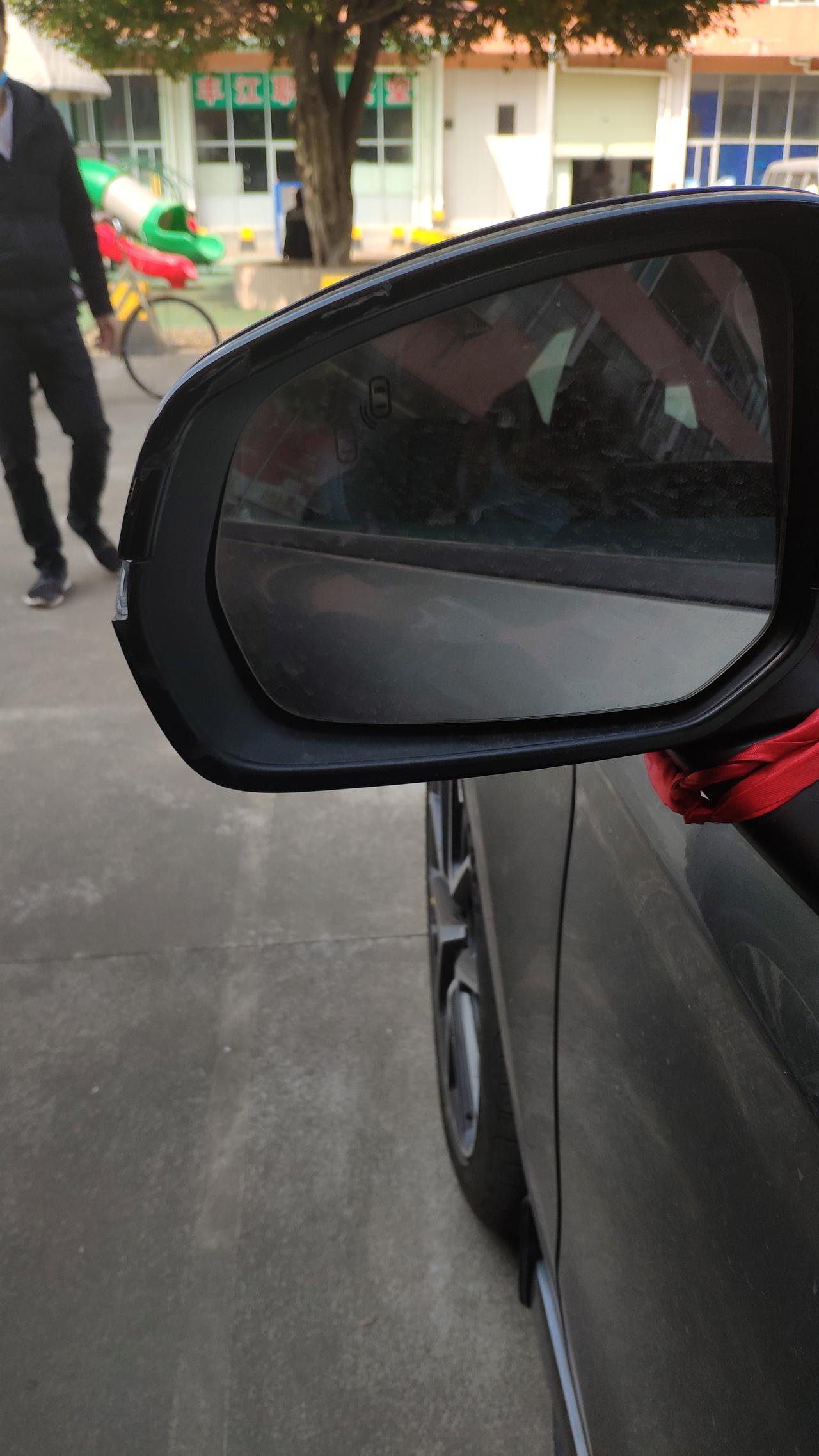 领克03 后视镜的转向灯被撞缺了一块，但是还能亮，4s店让我换总成，报价两千，但是看淘宝上又说有后视镜转向灯换，各位车主