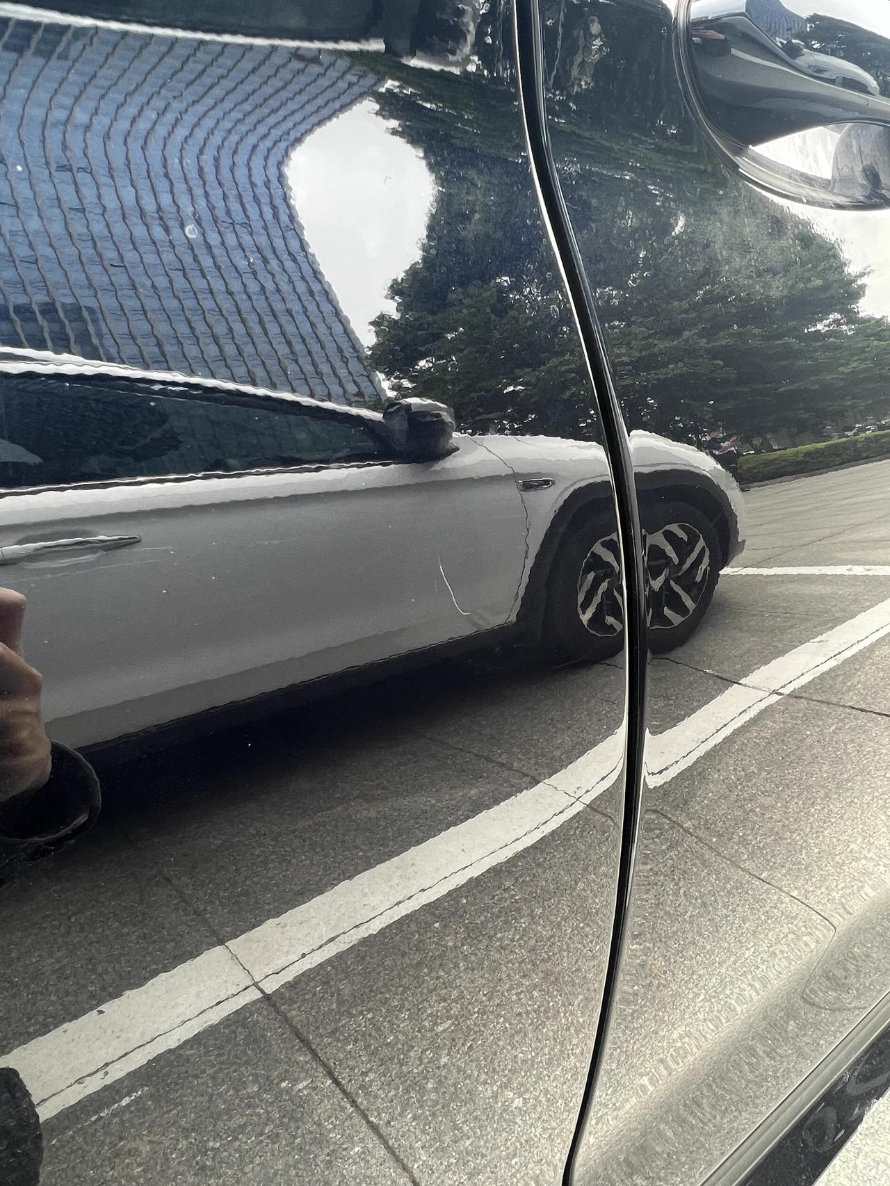 宝马5系 想问下这种划痕有必要去修吗