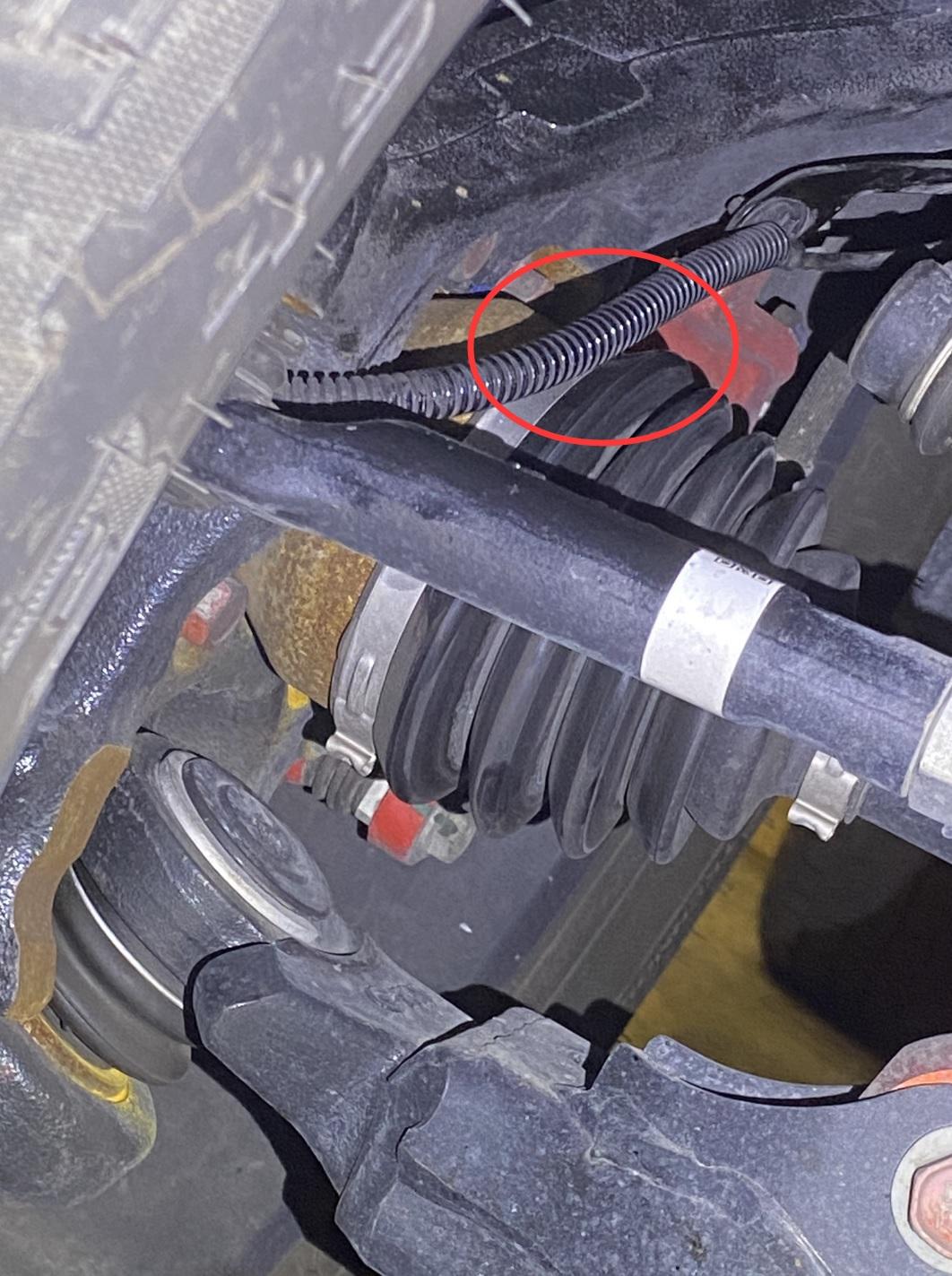 坦克300 右前轮这个地方线束跟半轴胶套贴在一起有影响吗？担心半轴转动时会有磨擦，我看了左前轮这个位置离得很远，反而右前