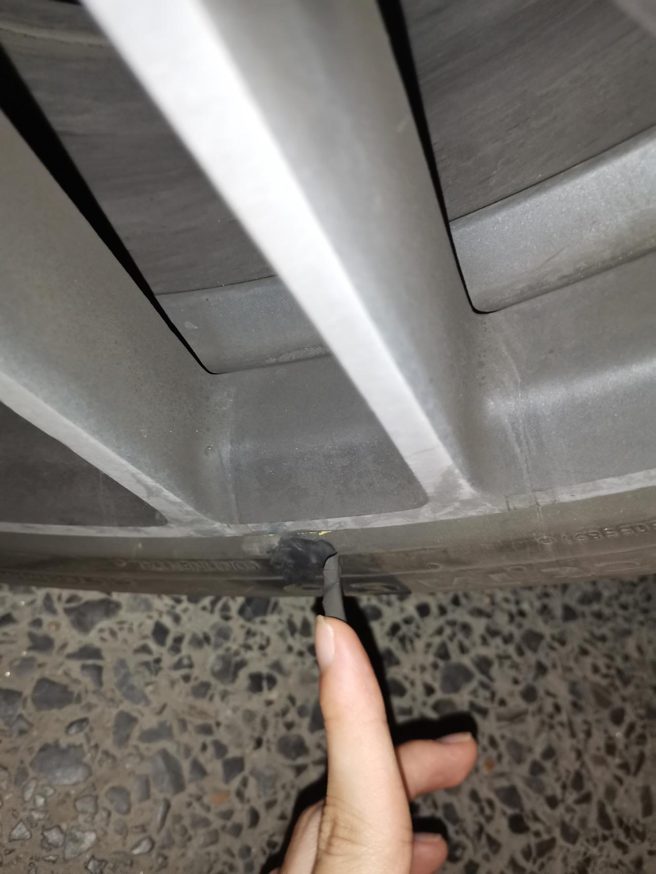 领克03 这种程度的侧面刮蹭（后轮）。需要换轮胎不。
